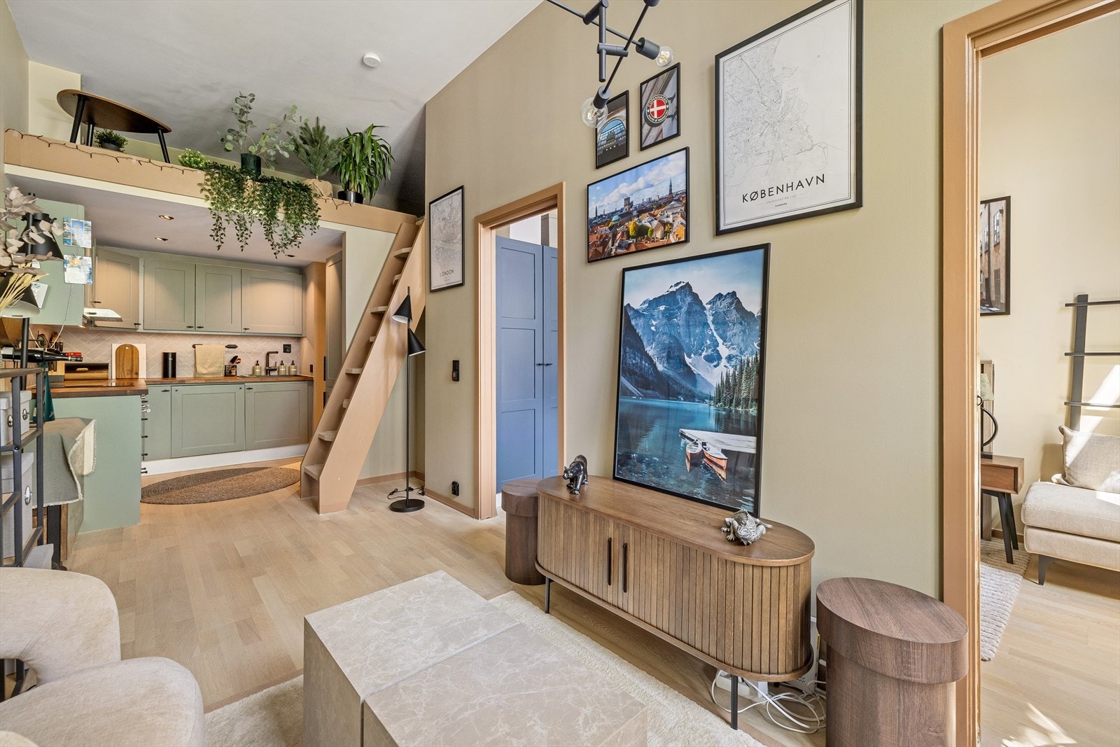 - Praktisk hems som gir ekstra oppbevarings- eller soveplass, eller kan benyttes som et lesehjørne - Galleribilde