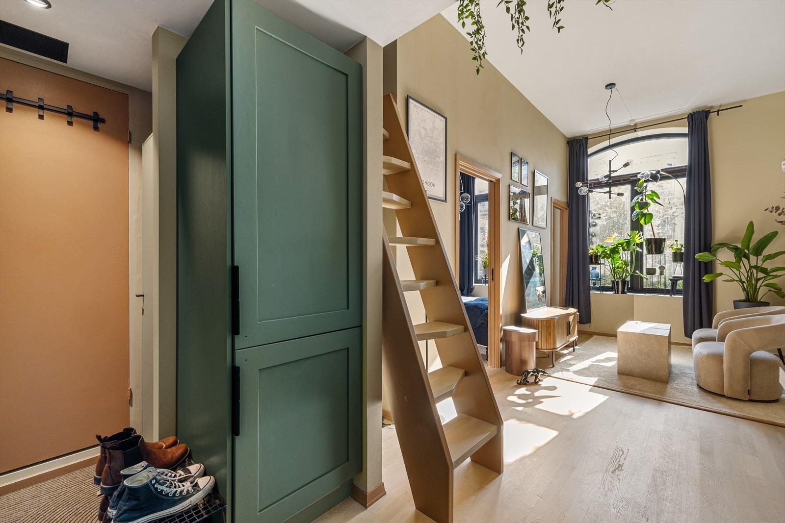 - Leilighetens store vindusflater kombinert med den gode takhøyden sørger for en luftig og god atmosfære - Galleribilde