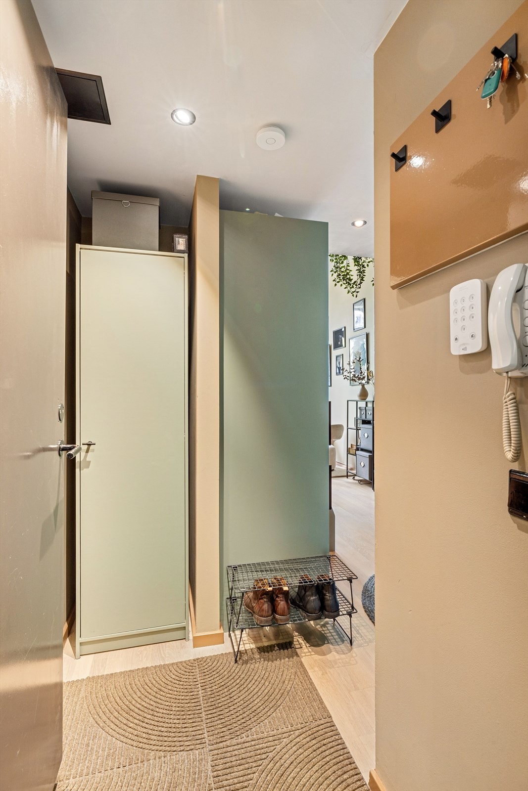 - Velkommen inn! Leiligheten har en innbydende entrè med god plass til oppbevaring - Galleribilde