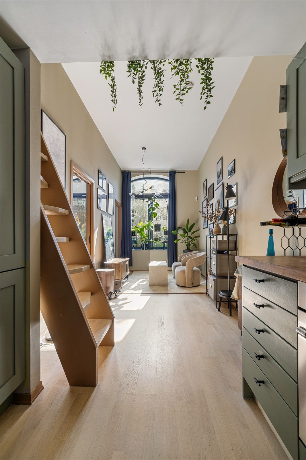 - I 2023 ble veggene overflatebehandlet og parketten slipt - Galleribilde