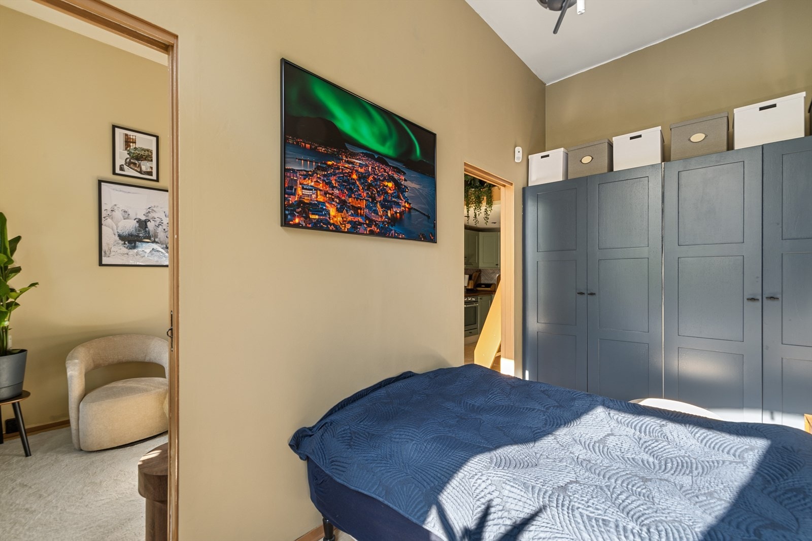 - Soverommet har god plass til dobbeltseng, og garderobeløsning - Galleribilde