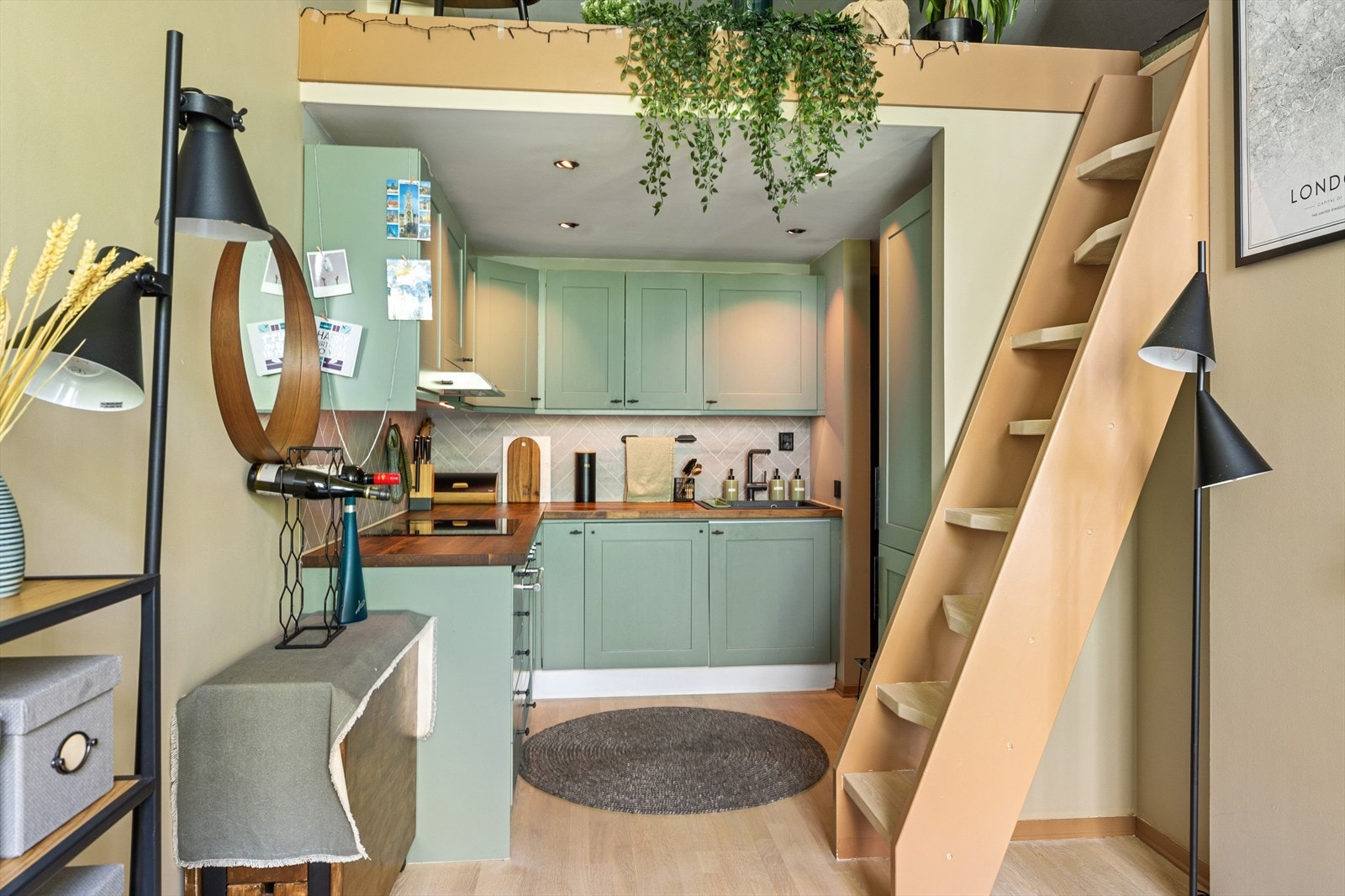 Kjøkkenet er oppgradert fra 2020-2023 med bl.a. ny benkeplate, induksjonstopp, kjøl/frys, stekeovn og kjøkkenvifte. Kjøkkenet ble også malt i 2022 - Galleribilde