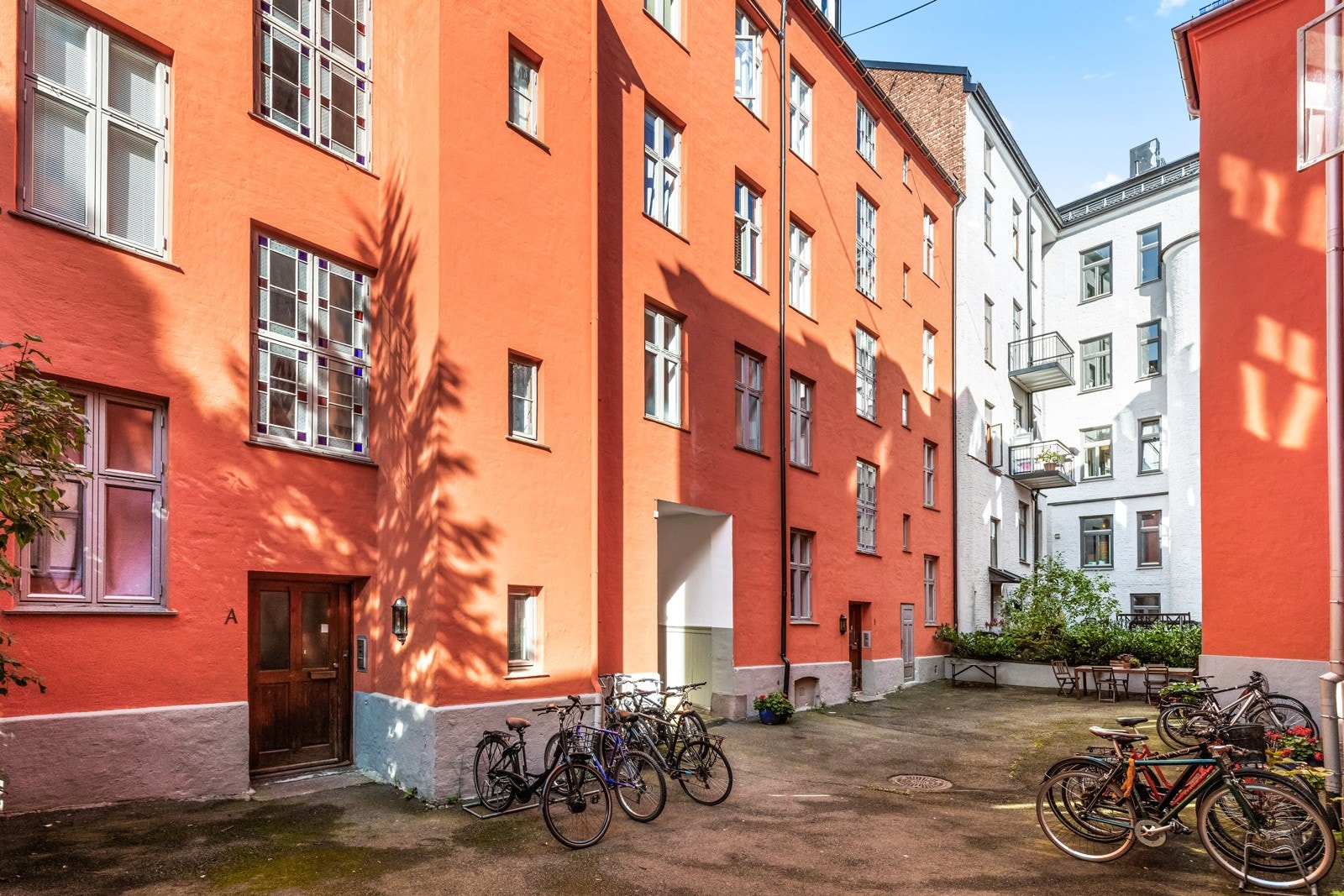 Det er adkomst til boligen via portrom og felles oppgang. Galleribilde