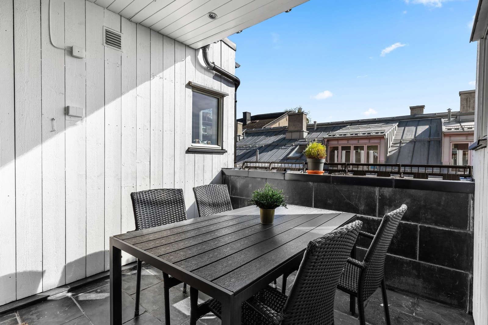 Terrassen vender mot sydøst og fungerer som din egen lille oase midt i byen. Galleribilde