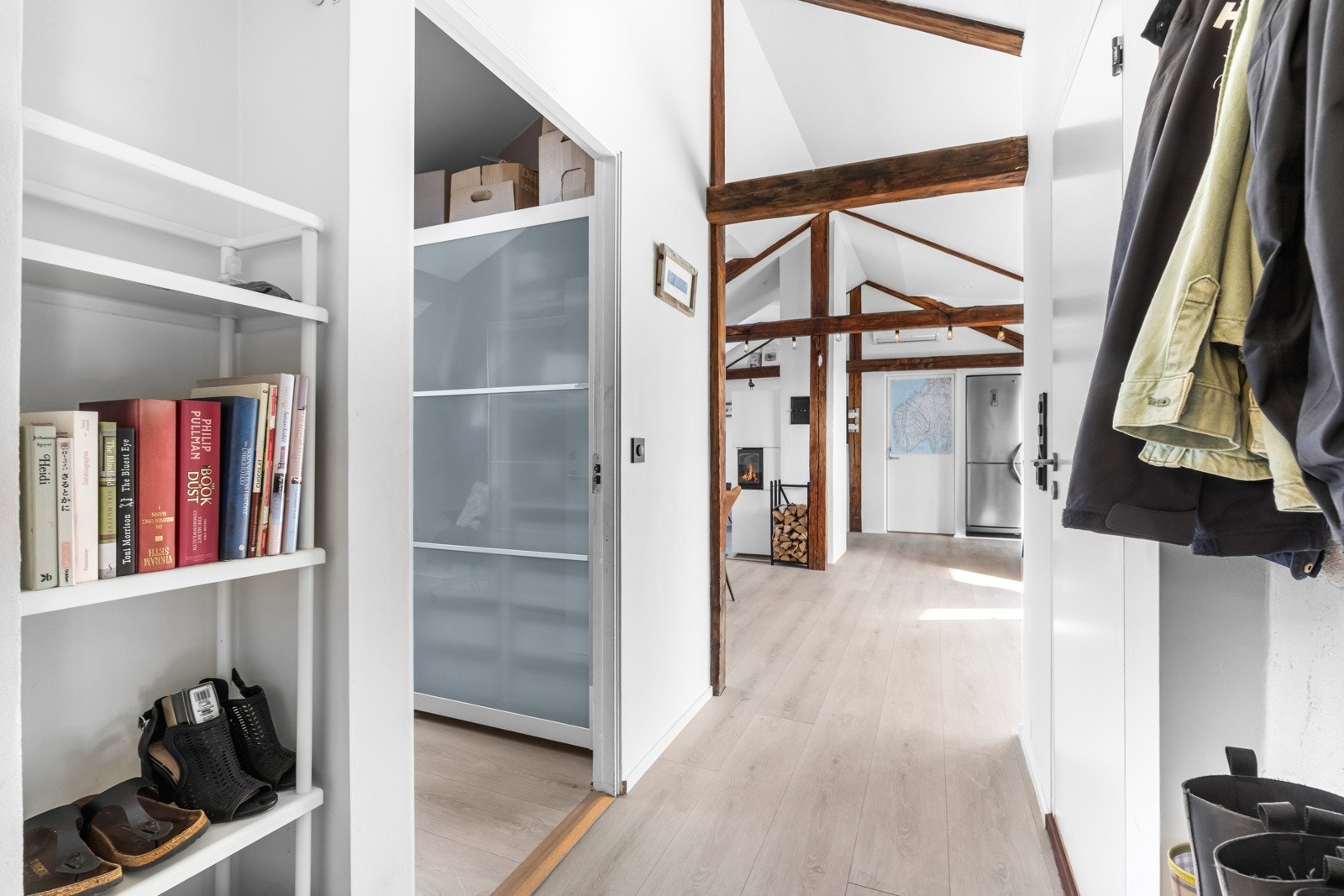 Velkommen inn! Når du kommer inn i leiligheten møtes du av en lys og fin entré. Galleribilde