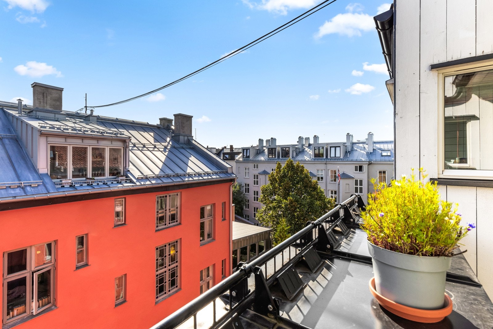 Fra terrassen har du utsyn mot det hyggelige nabolaget. Galleribilde