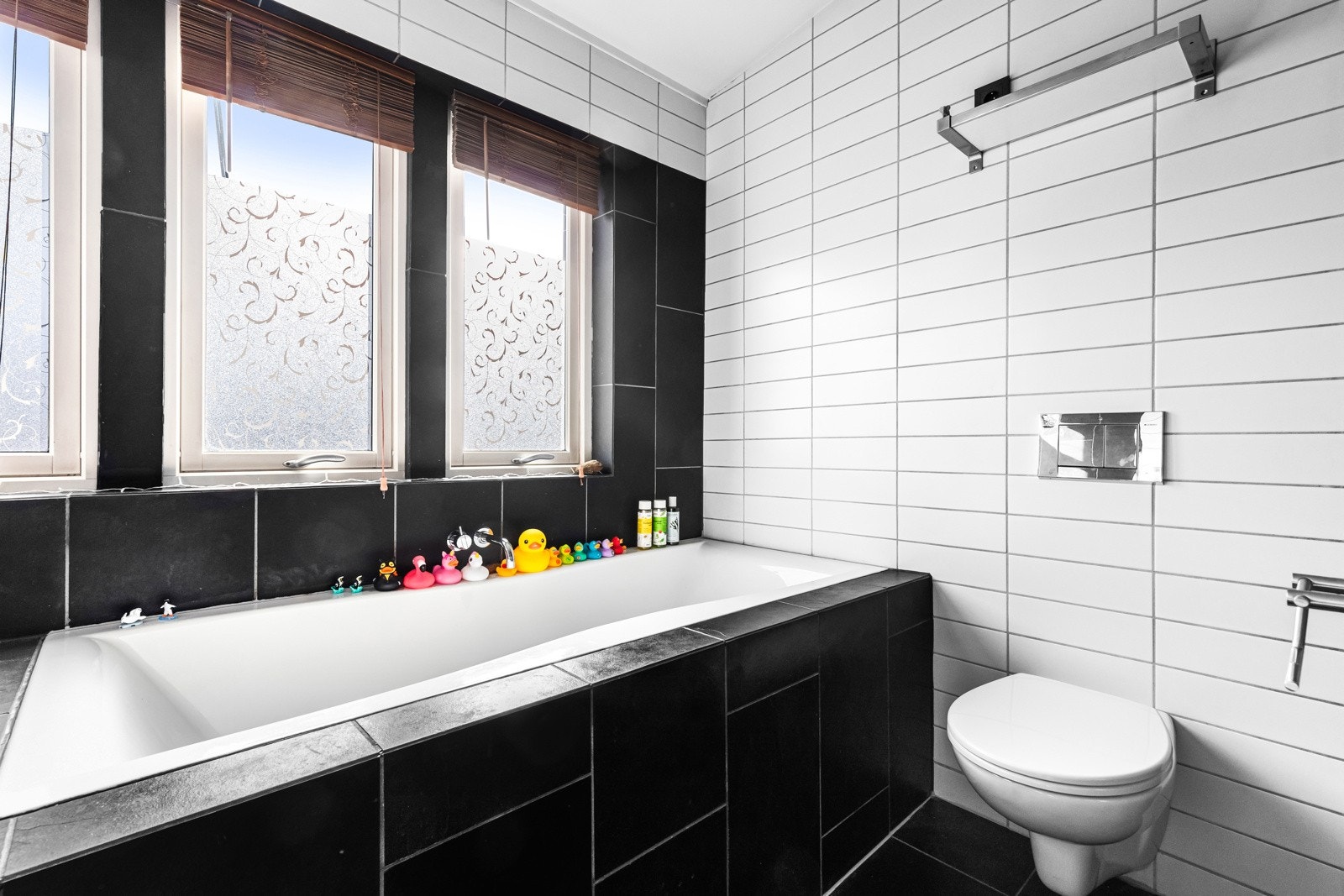 Badet har delikate fliser, innmurt badekar for et deilig bad, samt vegghengt toalett. Galleribilde
