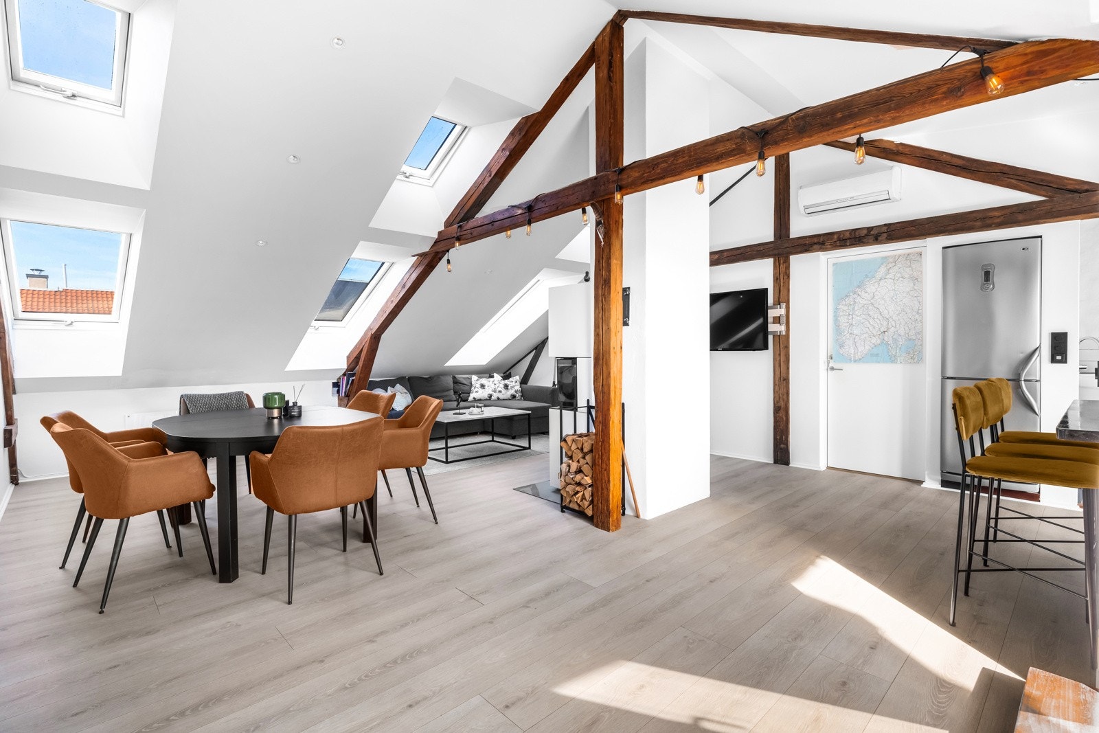 En lekker loftsleilighet med egen hybel, store vinduer, god takhøyde og stilrene detaljer. Galleribilde