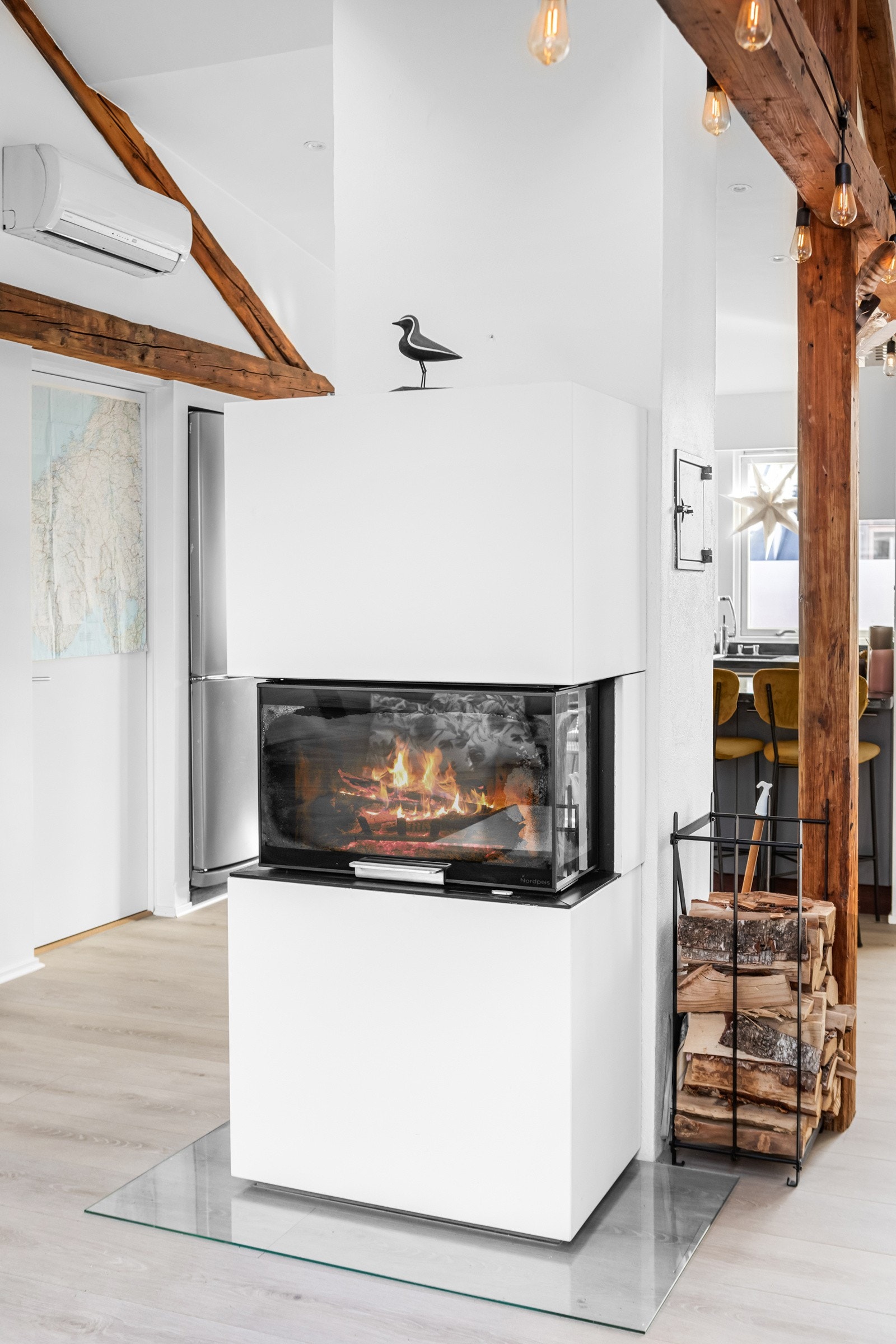 Stuen har en lekker vedovn, som bidrar til varme og hygge på kalde høst- og vinterdager. Galleribilde
