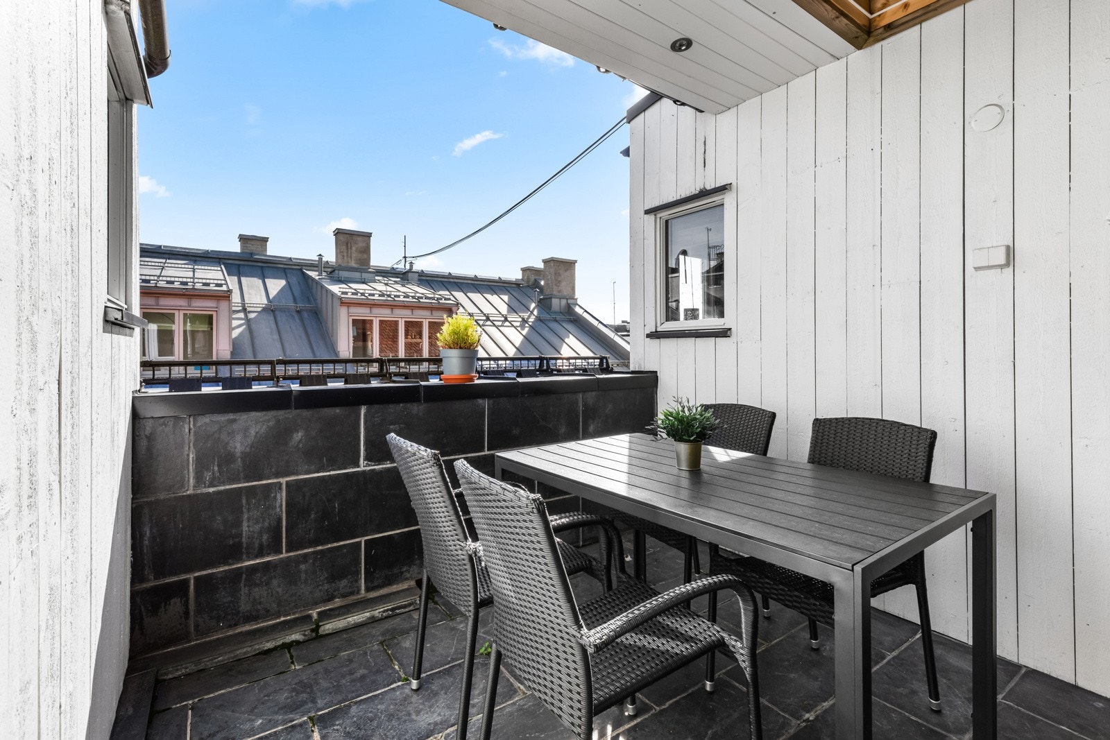Her har du god plass til utemøblement, grill og beplantning, så du kan nyte varme sommerdager. Galleribilde