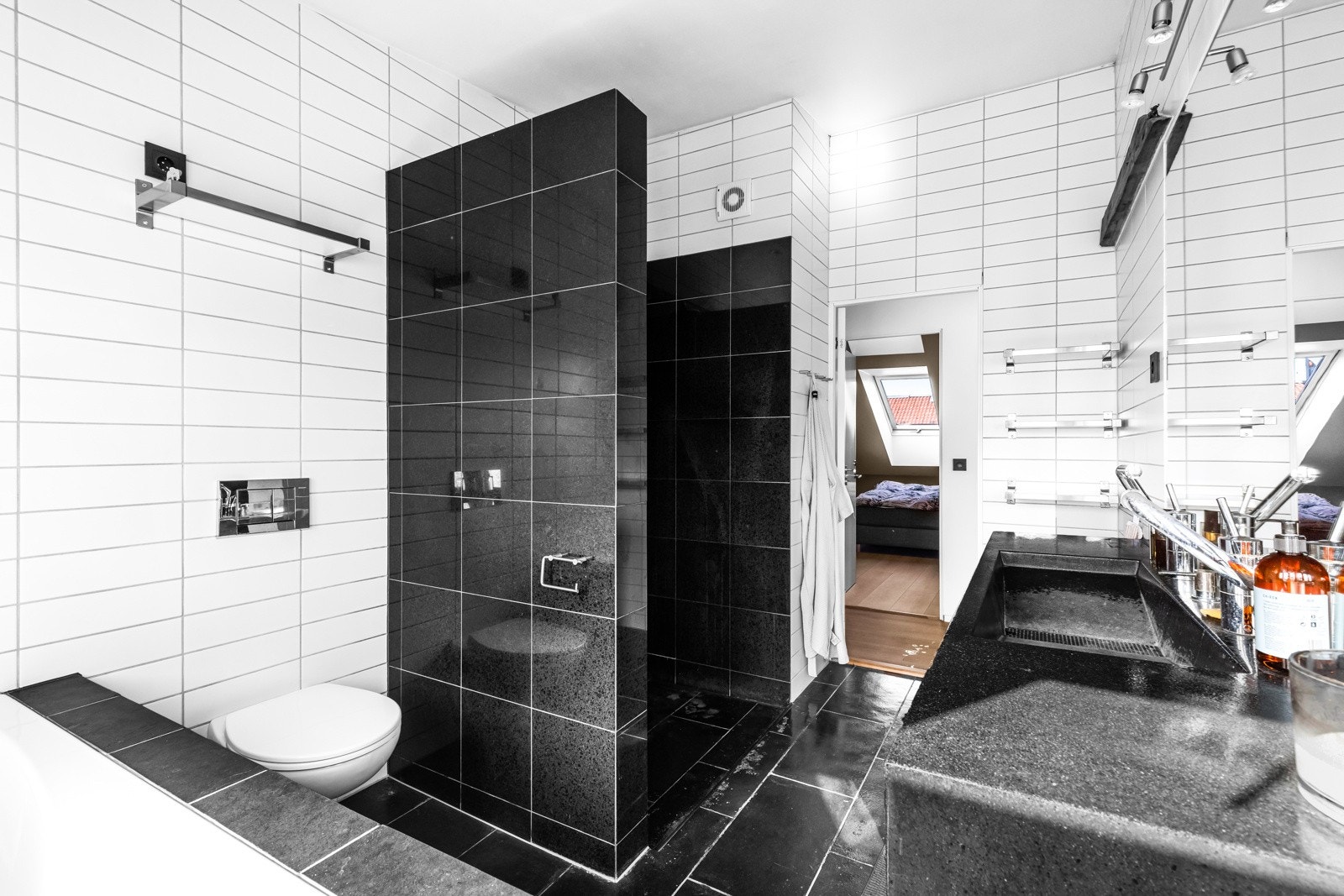 Badet har belysning med LED spotter i himling. Galleribilde