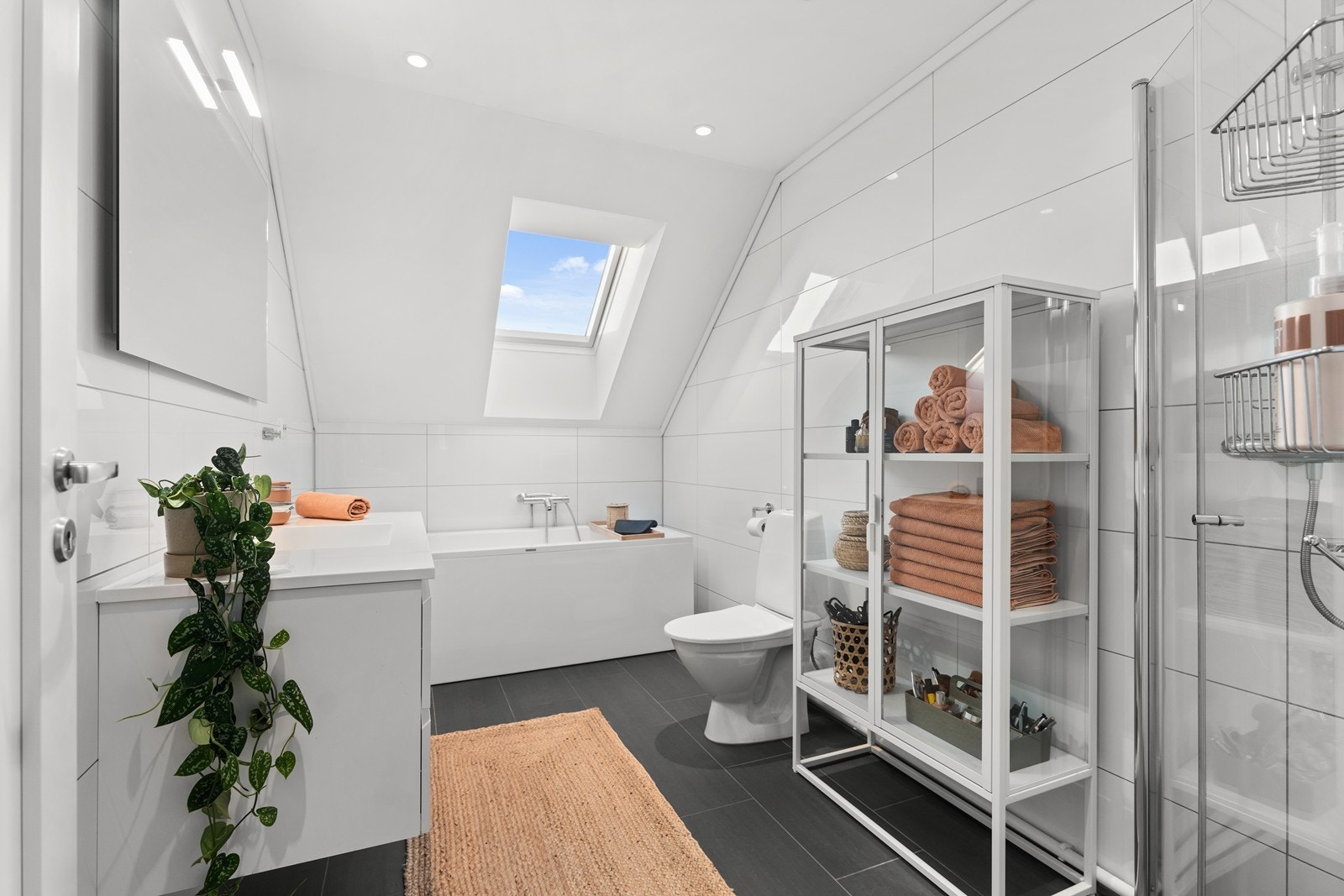 Lekkert bad med både dusjhjørne og badekar. Galleribilde
