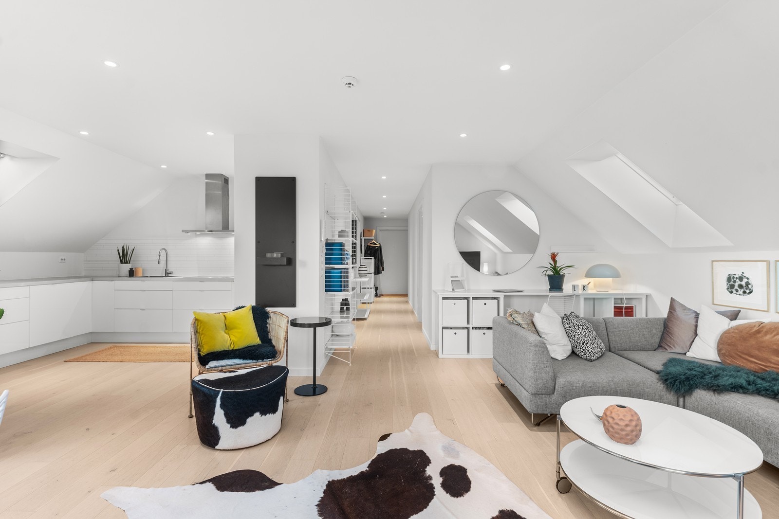 Åpen løsning mellom stue/kjøkken og nedover gangen som gjør at leiligheten er svært luftig. Galleribilde