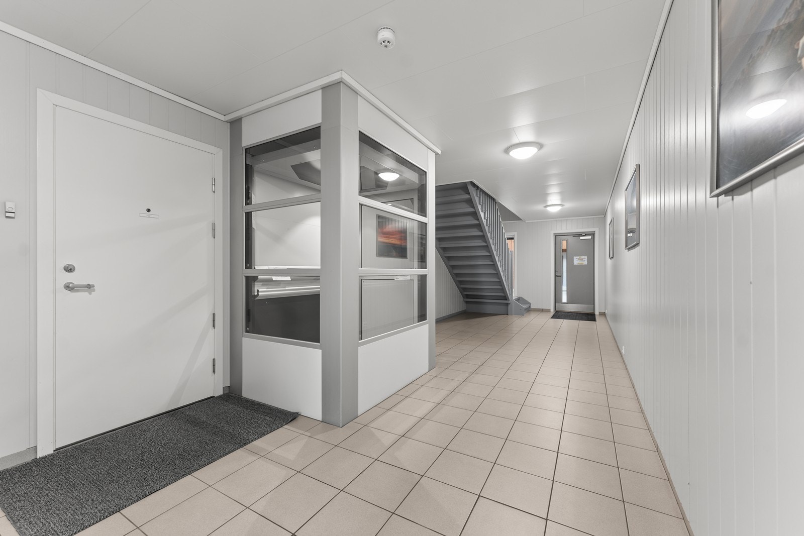 Enkel adkomst til leilighet via heis eller trapp
i fellesareal. Galleribilde