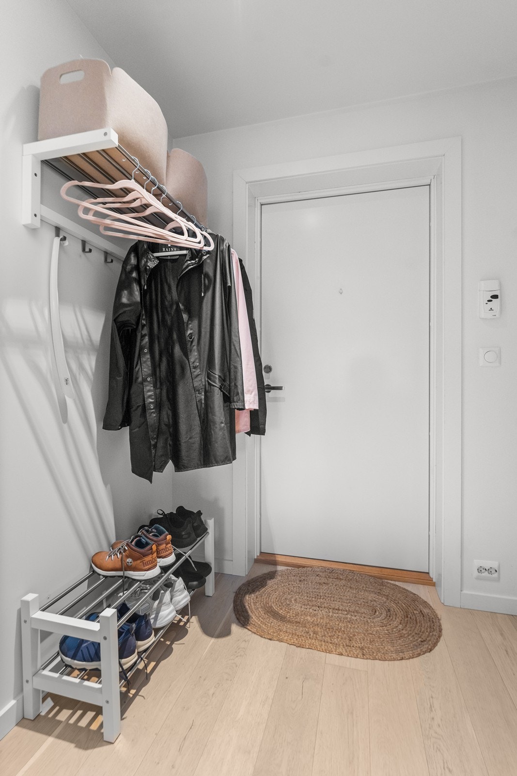 Praktisk inngangsparti med god plass til å henge fra seg yttertøy og sko. Galleribilde
