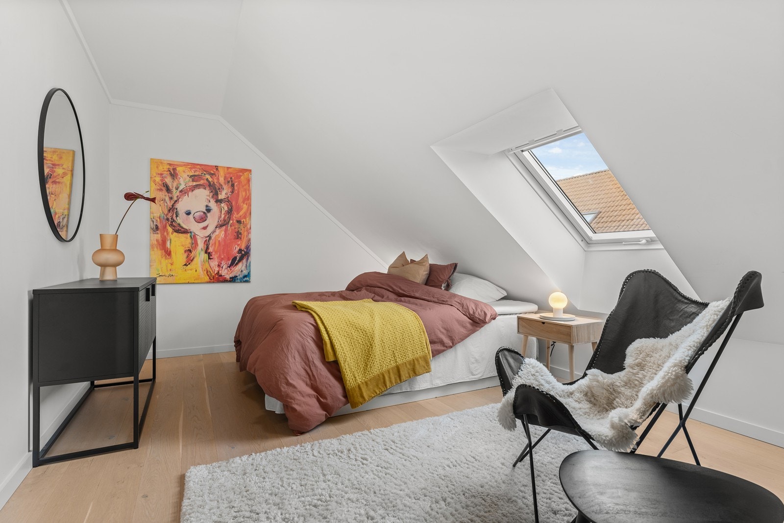 Koselig soverom med skråtak. Galleribilde