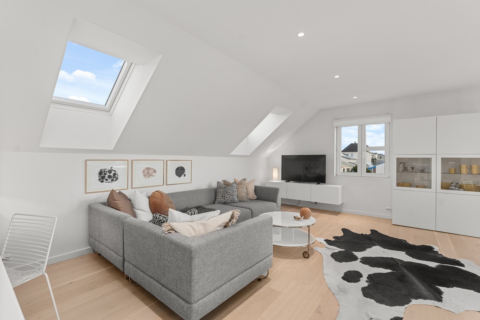 Leiligheten er moderne og tidløs med nydelig parkettgulv, downlights i tak og takvinduer i flere rom. Galleribilde