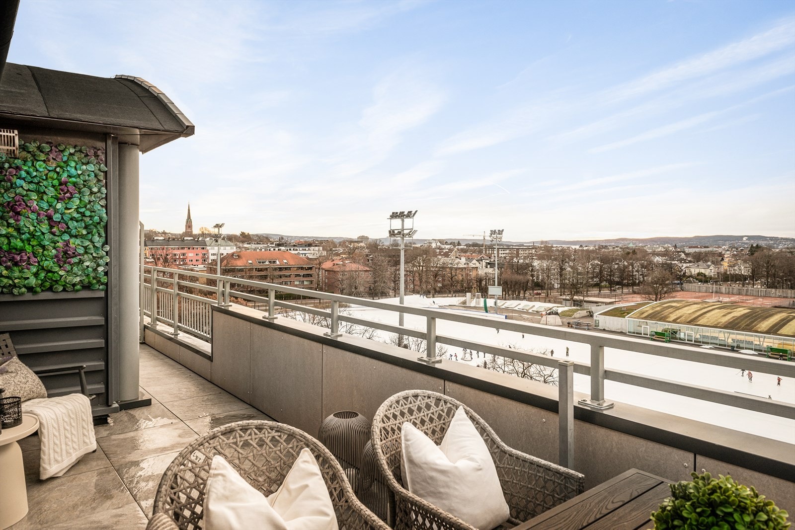 Fra stuen er det utgang til en terrasse på ca. 16 kvm. med meget gode sol- og utsiktsforhold Galleribilde