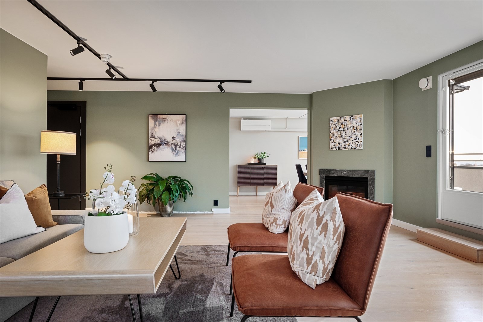 Alle lys er byttet i nyere tid og styres av Philips Hue. Alt av stikk er byttet til Elko Plus Galleribilde