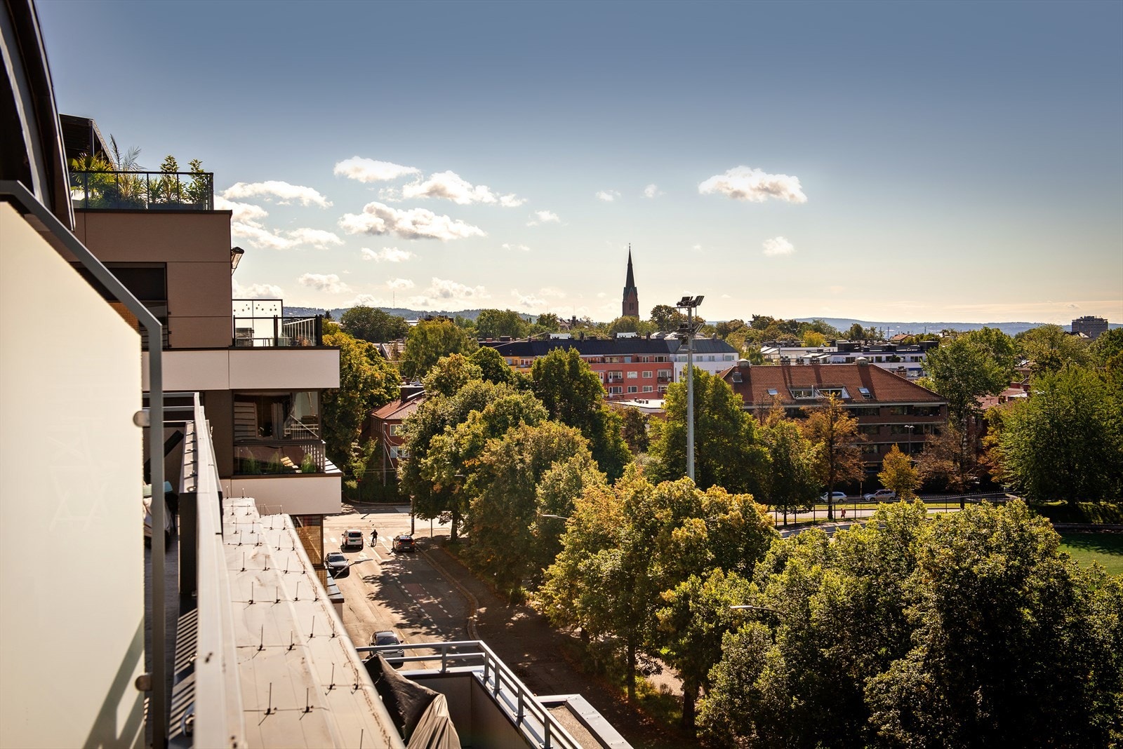 Idyllisk utsyn over nærområdet. Bogstadveien, en av hovedstadens mest ettertraktede handlegater ligger innen få minutters gange Galleribilde