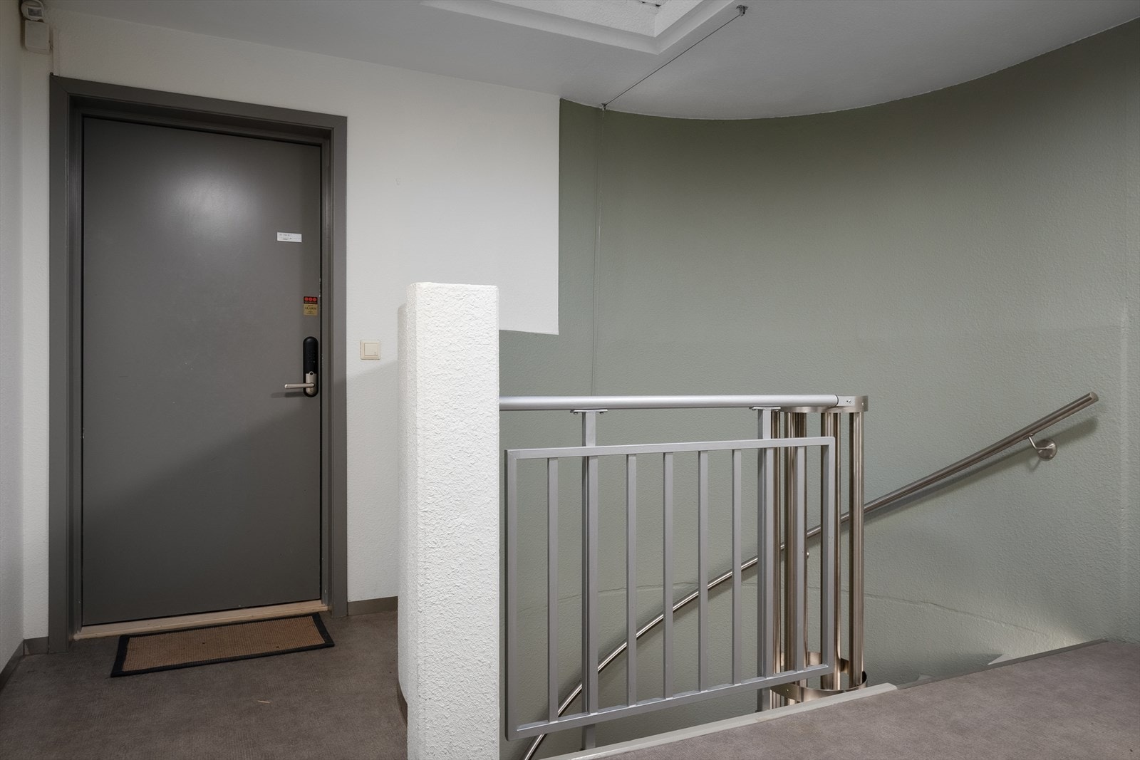Leiligheten har inngangsdør med elektronisk kodelås, installert i nyere tid Galleribilde
