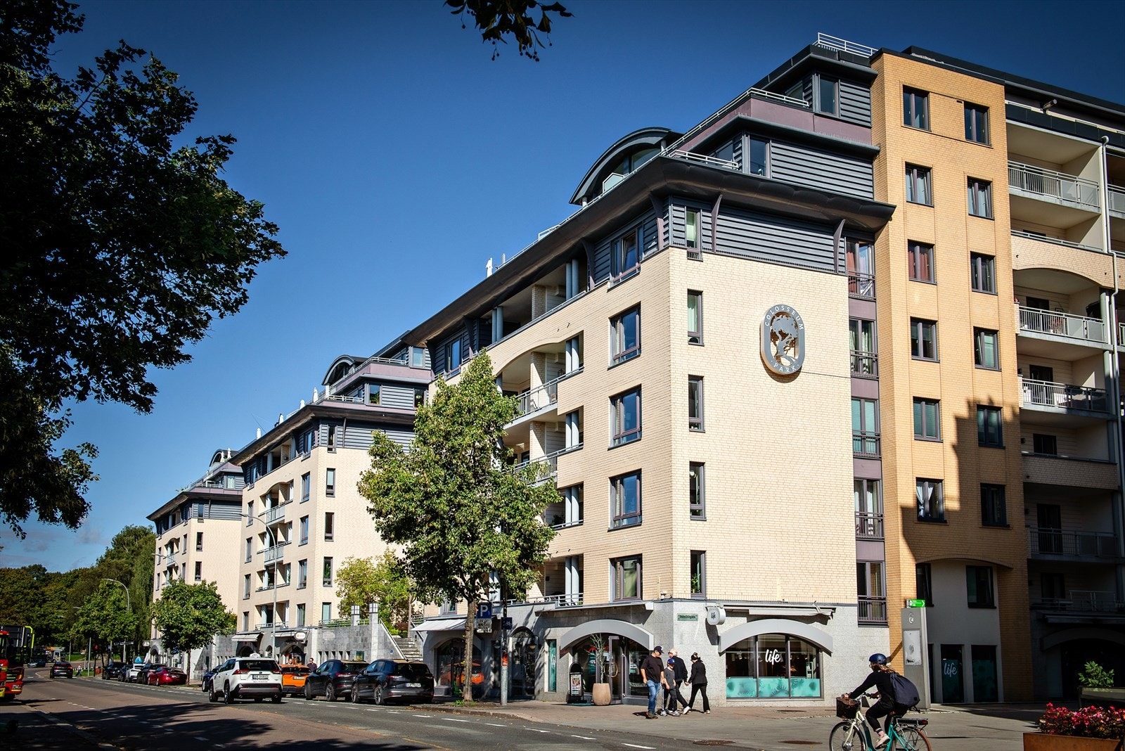 Nabolaget byr på et rikt utvalg av fasiliteter og det finnes et bredt spekter av restauranter, kafeer, delikatessebutikker og matbutikker innen få minutters gange. Flere ligger i samme bygg Galleribilde