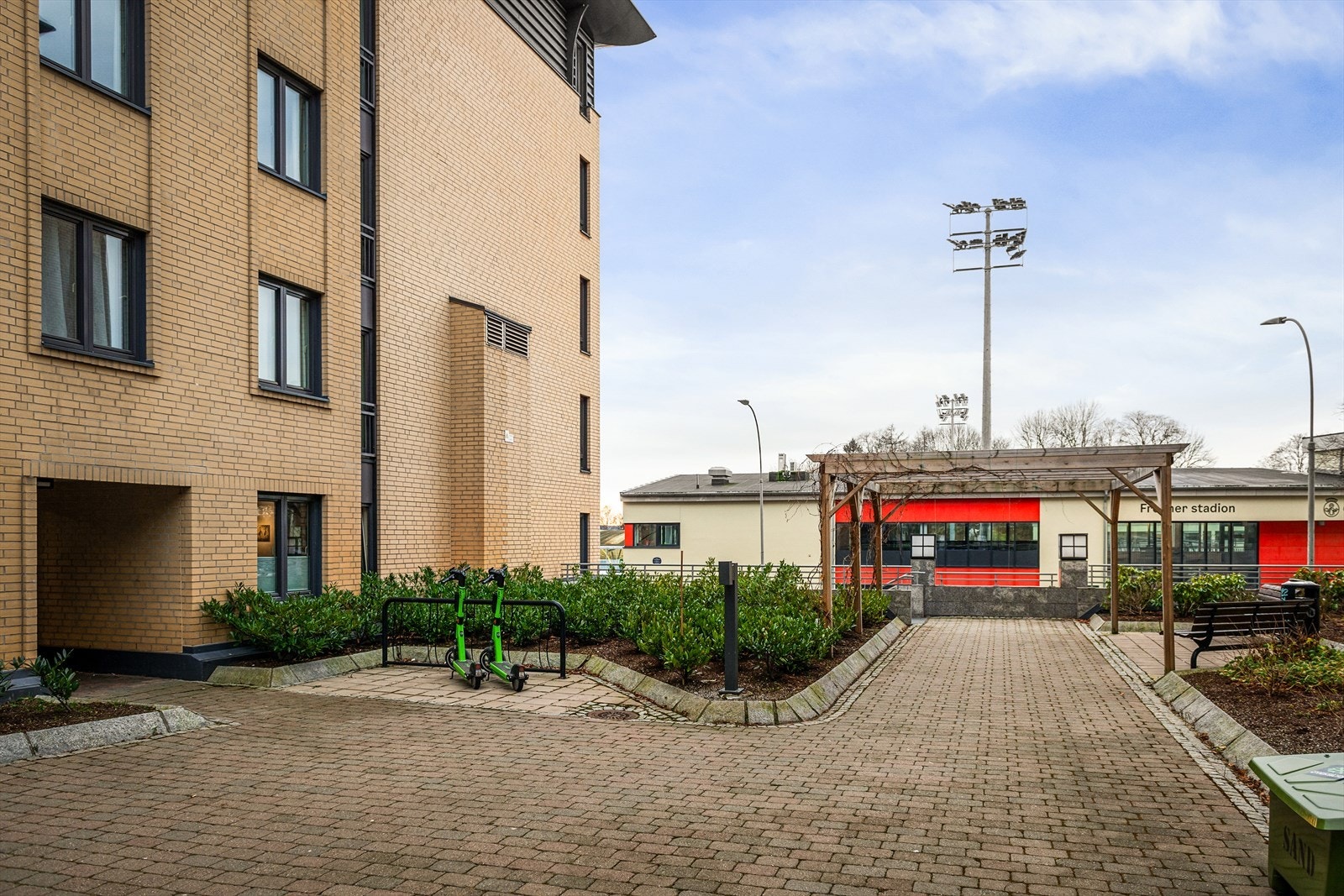 Frogner stadion ligger rett over veien Galleribilde