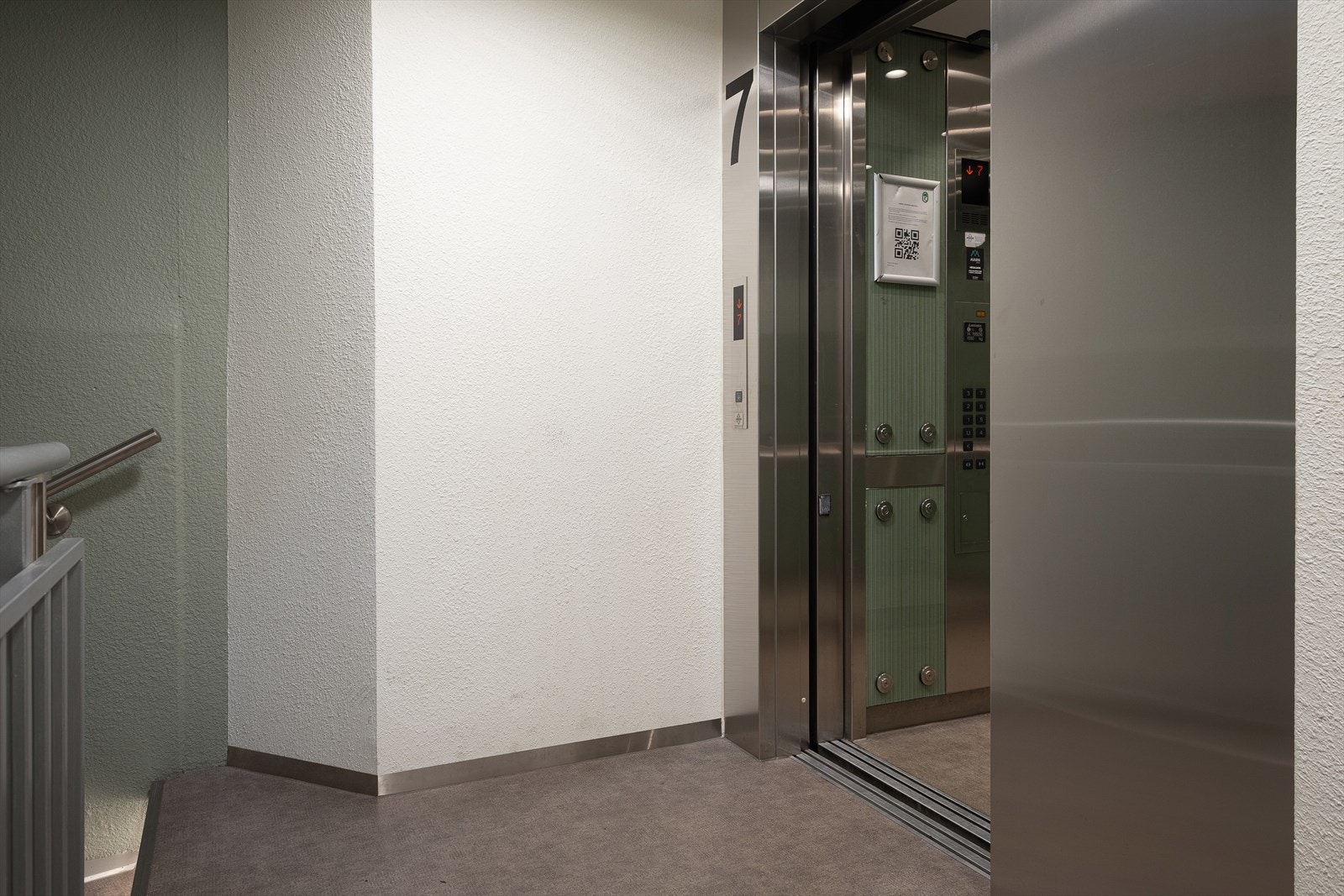 Det er heis like utenfor inngangsdøren som tar deg ned til bod og garasjeplass Galleribilde