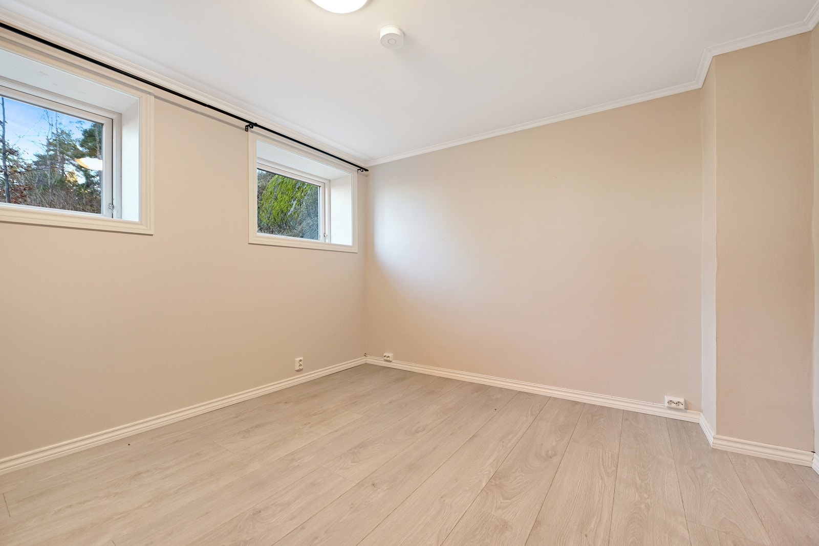 Boligen er innredet med soverom og bad på hver sin ende av huset. Galleribilde