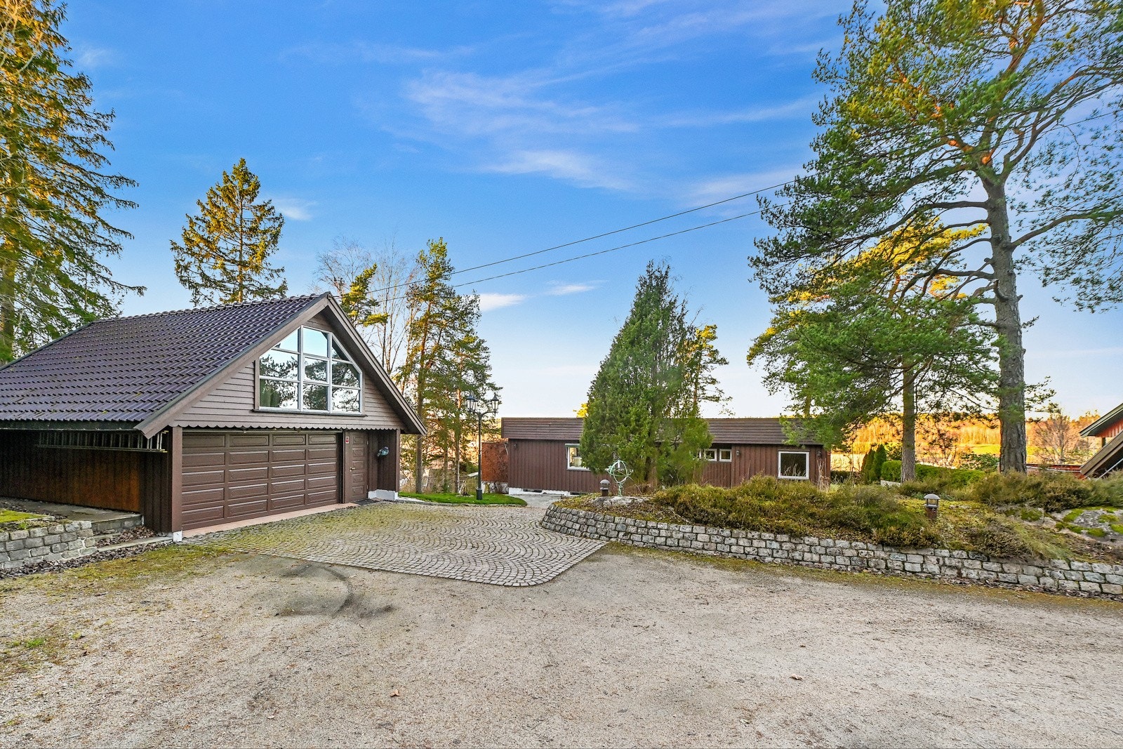 På eiendommen er det også en romslig dobbelgarasje. Galleribilde