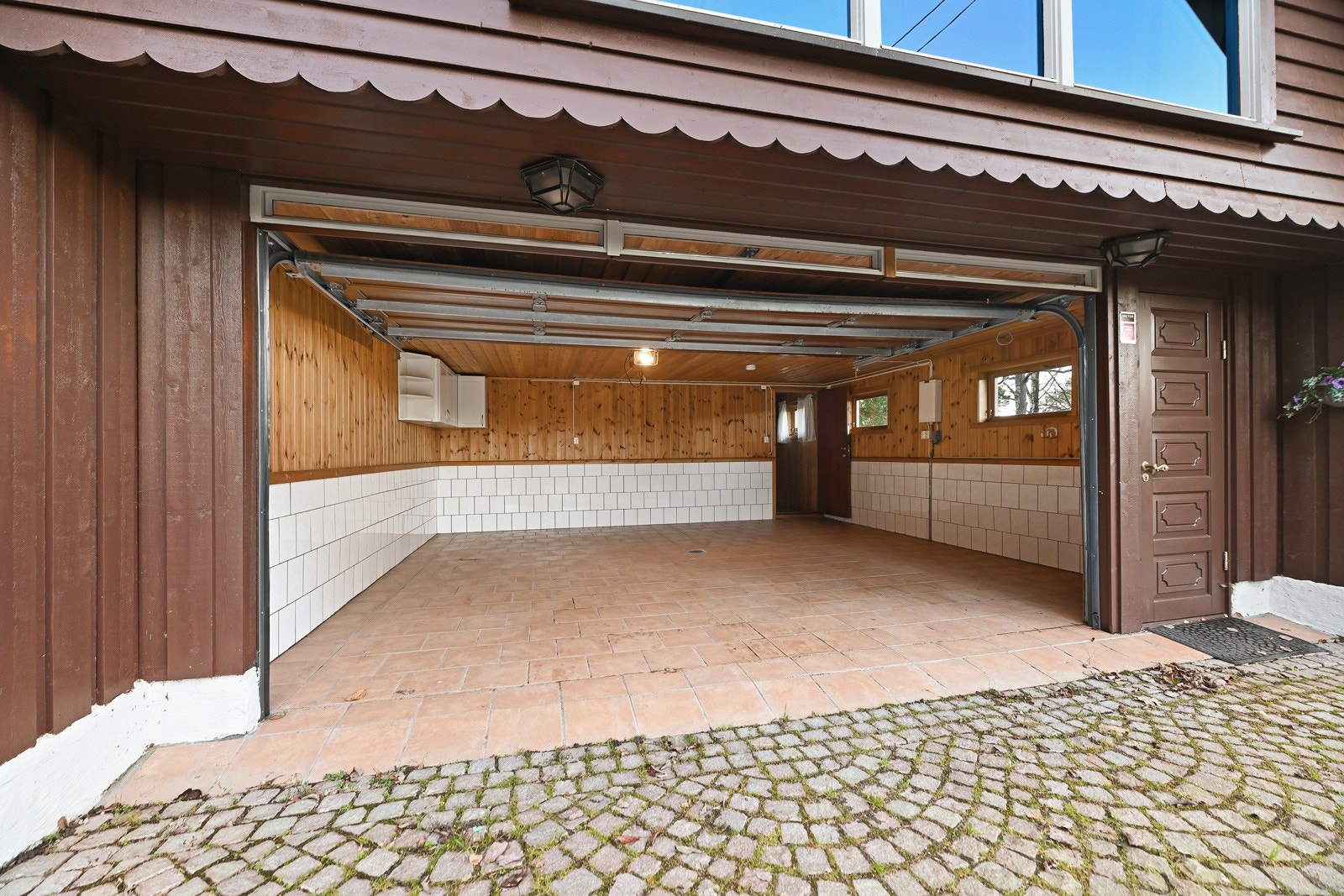 Romslig dobbelgarasje fra 2000. Galleribilde
