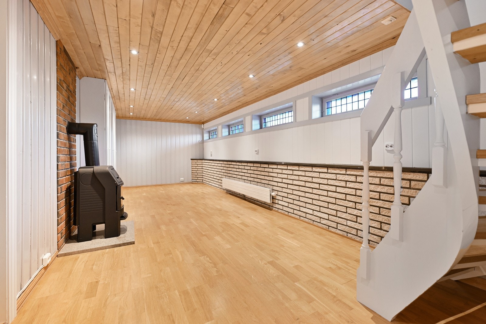 Kjelleren er ikke godkjent innredet slik den fremstår, og det er vesentlige mangler ved arbeidet som er utført. Galleribilde