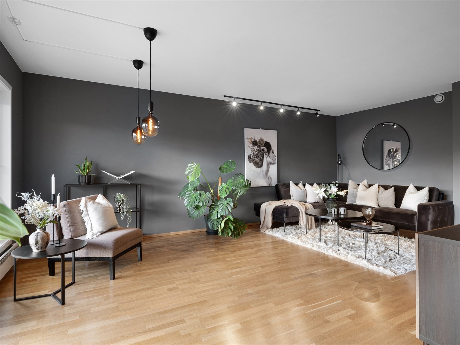 En herlig stue med god plass til romslige møbleringssoner. Både stor dagligstue, spisestue og lesekrok/lounge hjørnet. Galleribilde