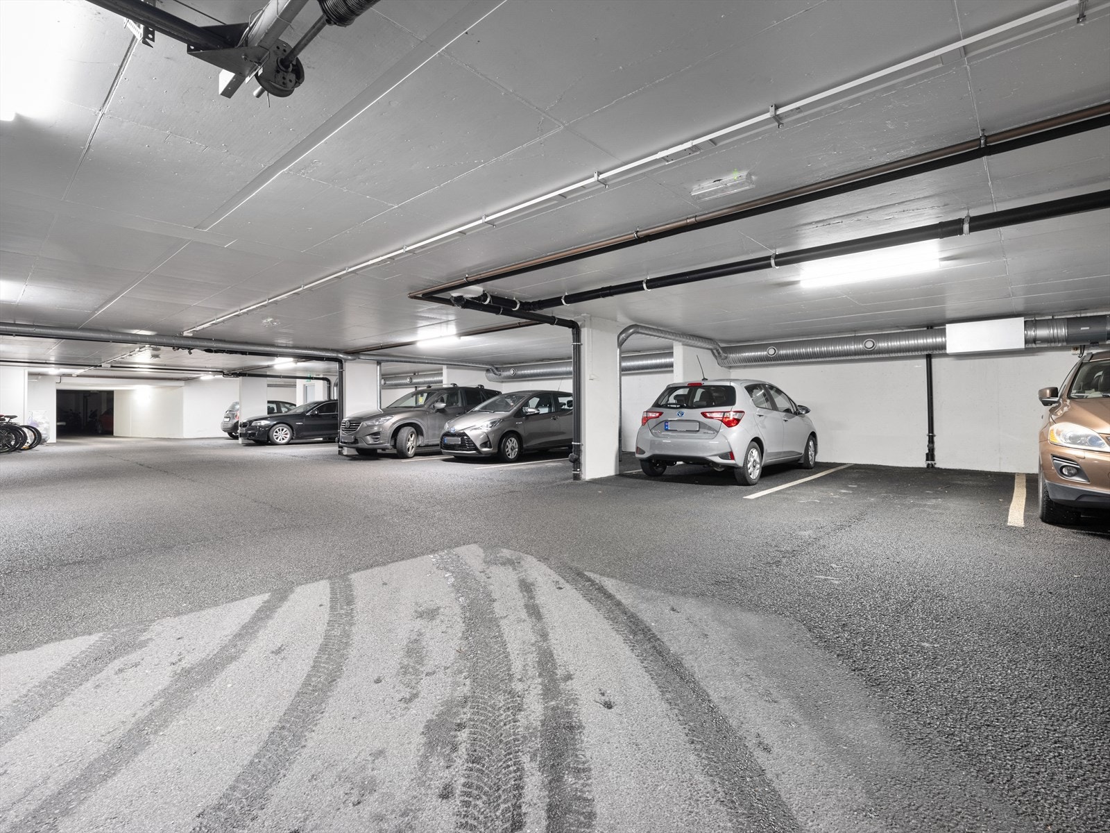 Egen garasjeplass og rikelig med gjesteparkering på feltet. Galleribilde