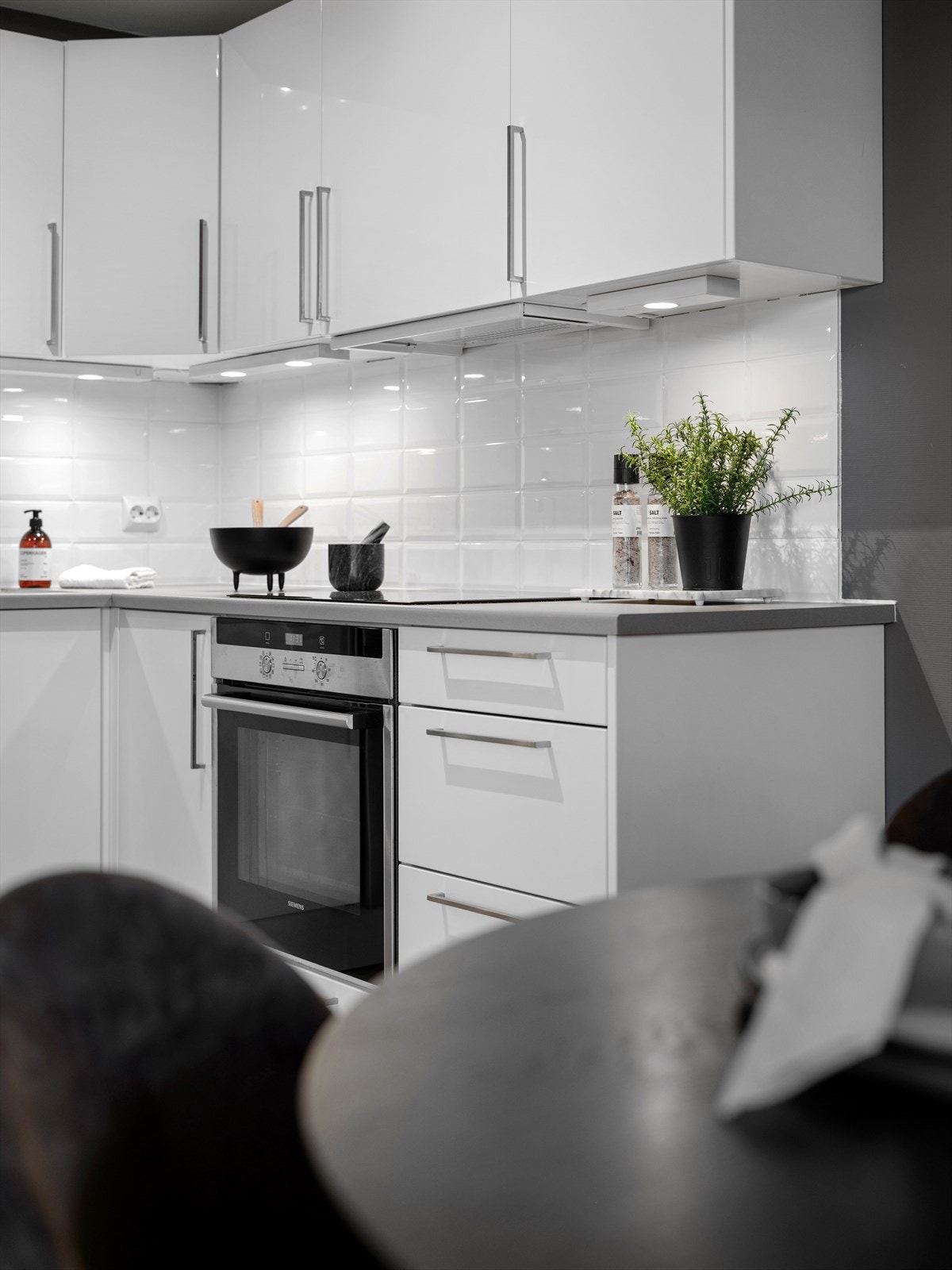 Direkte kontakt med spisestuen. Tidløs innredning og fliser, gjør det enkelt å tilføre eget interiør. Galleribilde