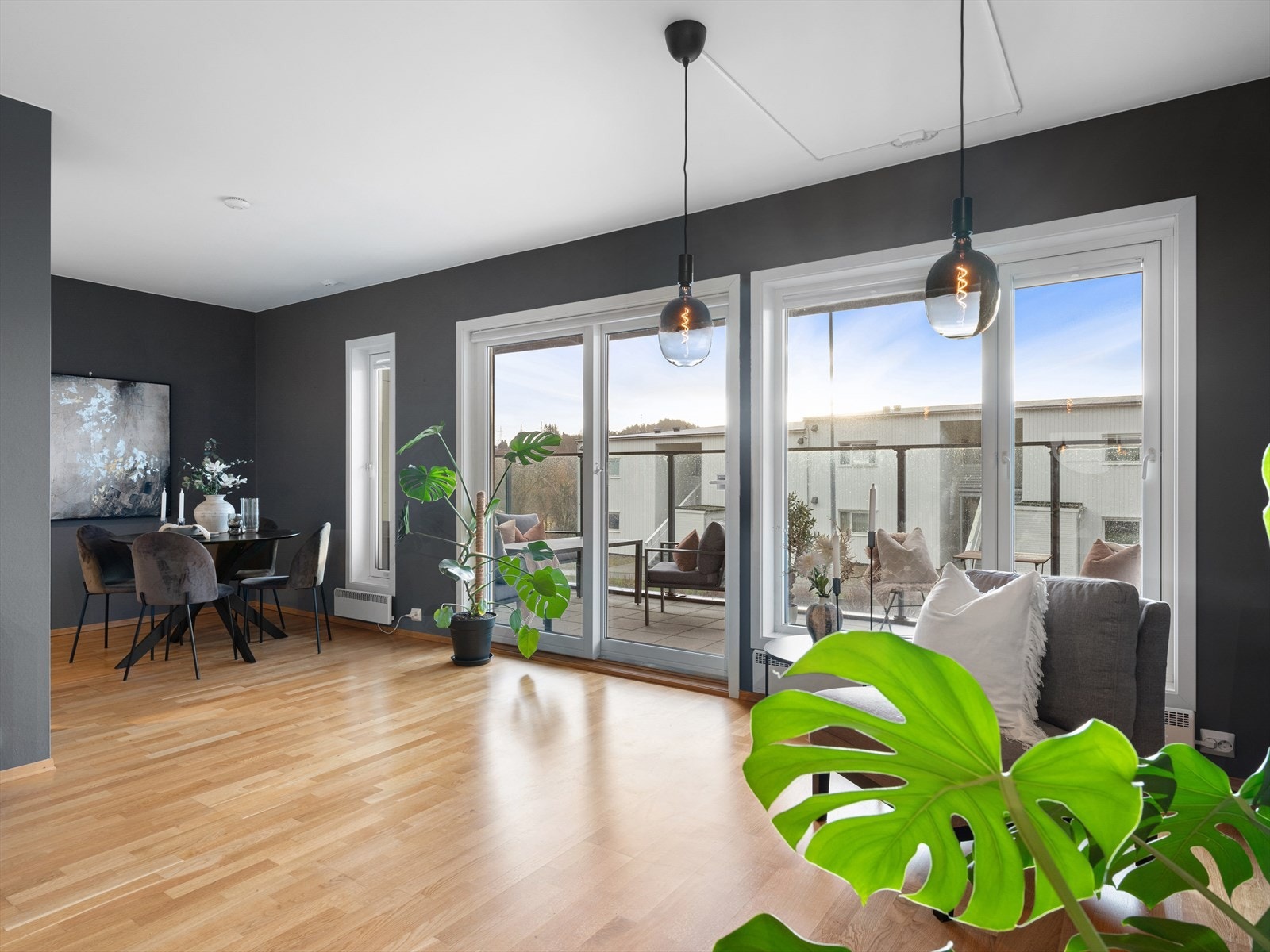 De store vinduene slipper inn mye lys og skaper god romfølelse. Direkte utgang til svær, takoverbygget terrasse. Galleribilde