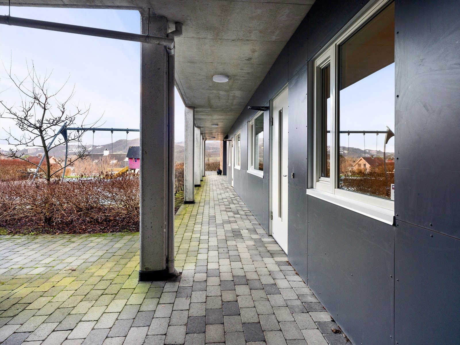 Trappefritt inngangsparti. Egen inngang. Takoverbygget. Galleribilde