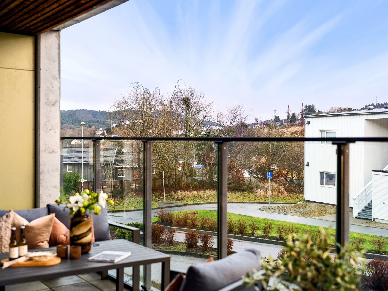 Luftig utsyn fra terrassen. Her nyter du strålende solforhold og med plass til både sittegruppe og spisebord. Galleribilde