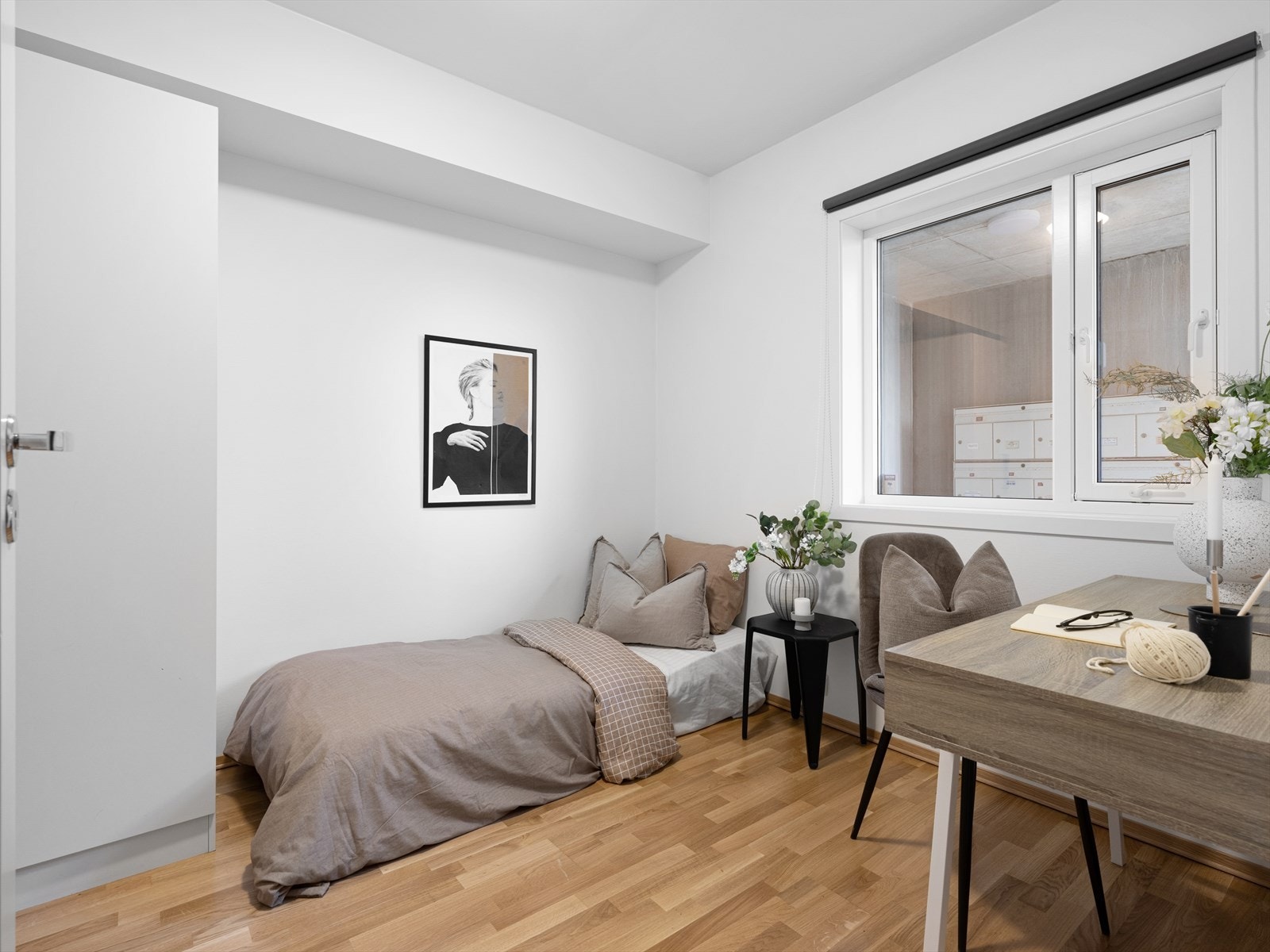 Soverom nr. 2 kan kombineres som kontor/gamingrom. Også her med skap/garderobe. Galleribilde