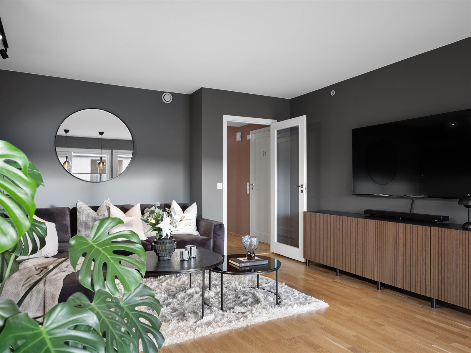 Glassdør mot gang gir gjennomgående naturlig lys videre. Smart løsning for naturlige soner møblering. Galleribilde