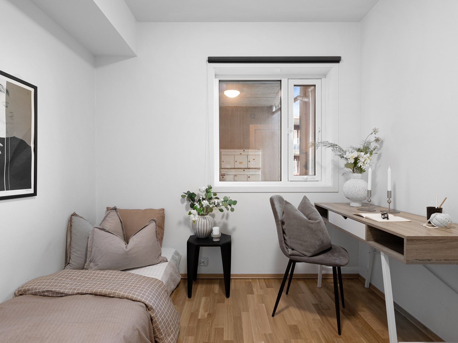 Soverom nr. 2 kan kombineres som kontor/gamingrom. Også her med skap/garderobe. Galleribilde