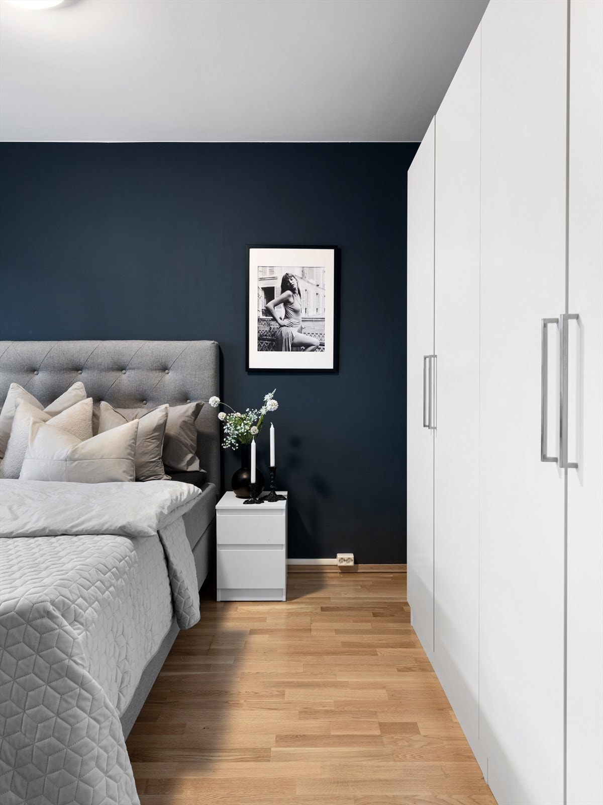 Ett av to soverom. Behagelige toner gjør det enklere med god søvn. Rikelig med skapplass og rom for kommode. Galleribilde