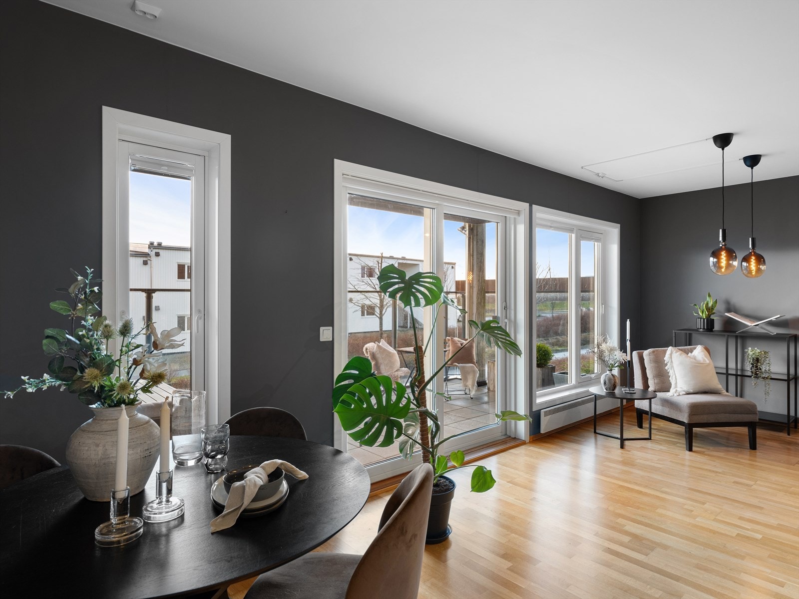 Spisestuen er plassert mot det tilbaketrukne kjøkkenet. Utgang til stor, takoverbygget terrasse med god plass til venner og familie på besøk. Galleribilde