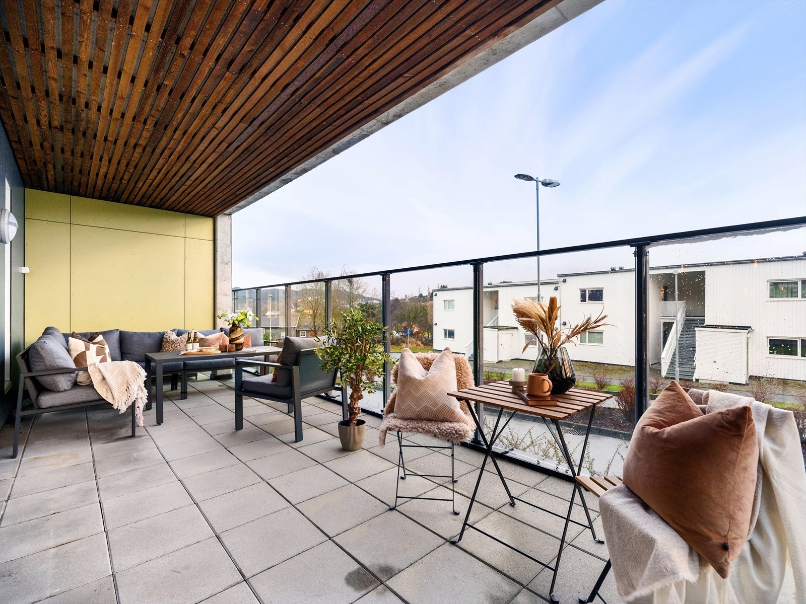 Dan Chruickshank presenterer: Smart løst, tidsriktig leilighet m/romslig, solrik terrasse på 20 kvm. Vaskerom, garasjeplass og heis. Trappefritt. Egen inngang. Galleribilde