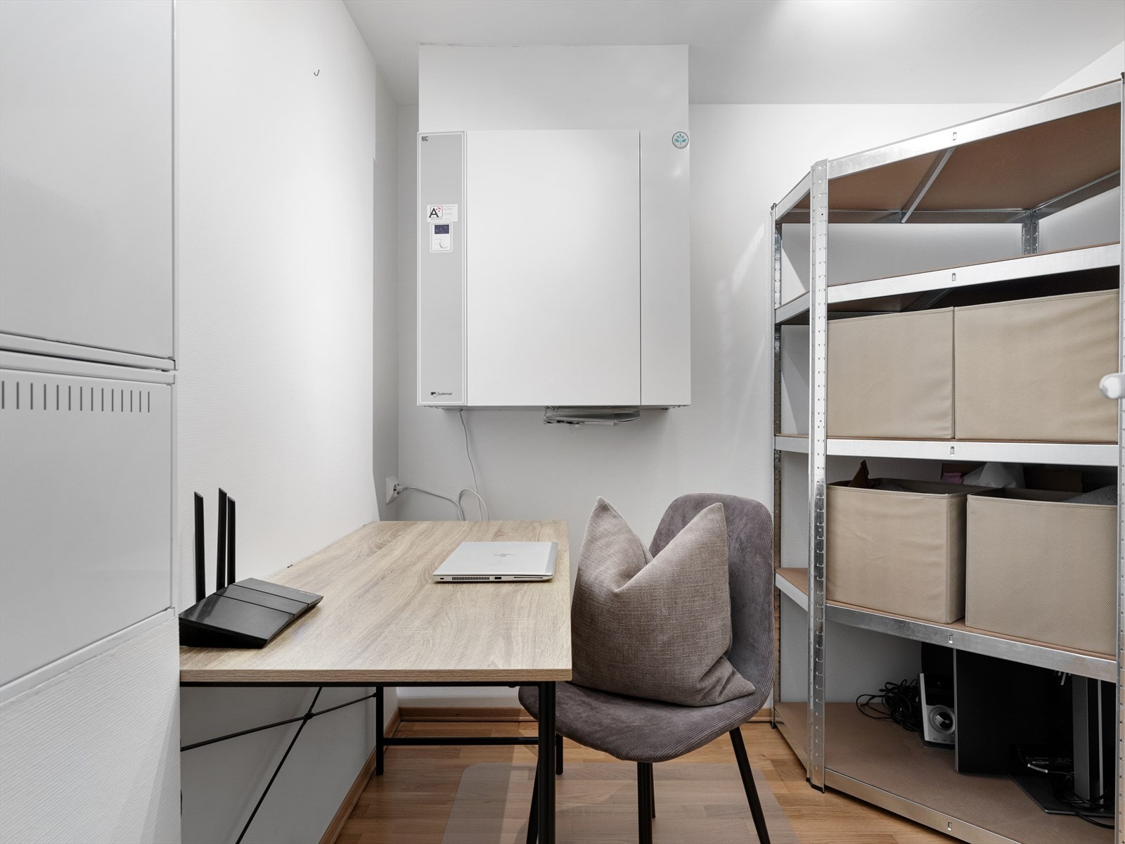 Boden inne, er også benyttet som kontor/gamingrom. I tillegg har du stor bod i garasjeanlegg. Galleribilde