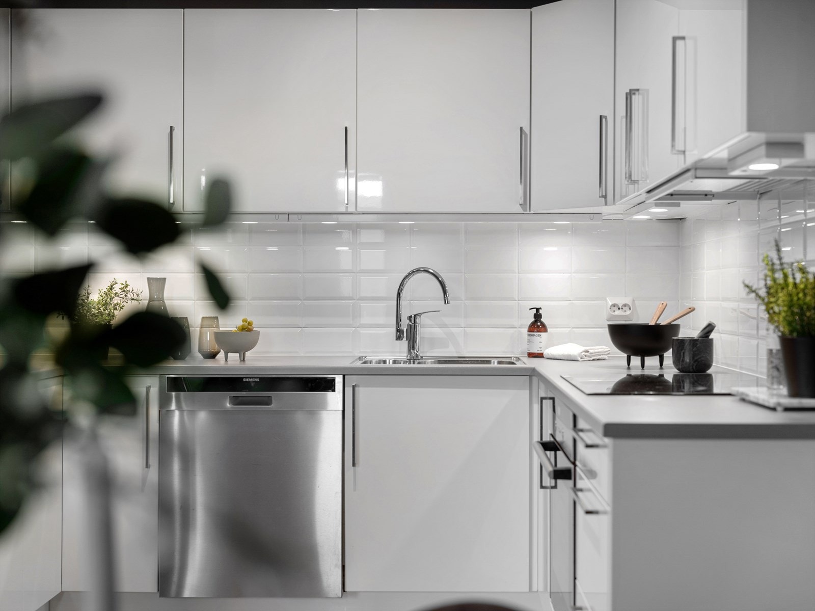 Tidløs og stilren innredning gjør det enkelt å tilføre eget interiør. God belysning med spotter under overskap. Galleribilde