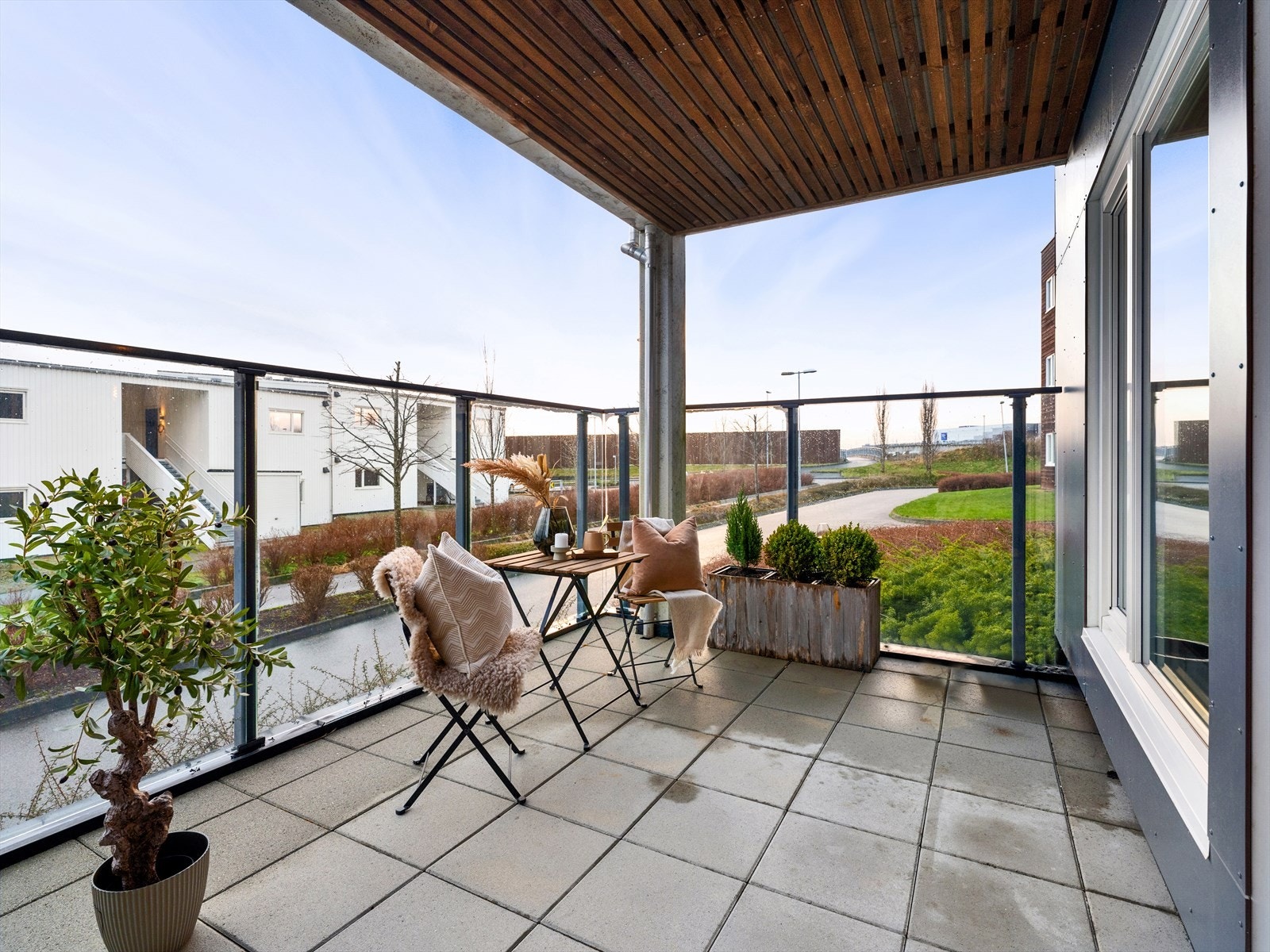 En sjeldent god terrasse med plass til sittegruppe og spisebord. Her kan du ha venner på besøk og nyte fine dager. Galleribilde