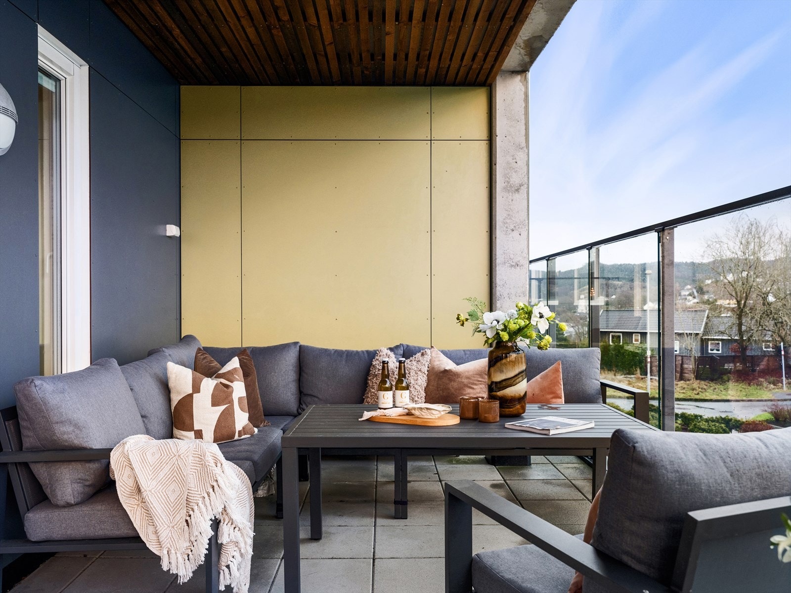 Takoverbygget terrasse gjør at du sitter i le på varme dager, selv om det er litt duskregn. Fint for sene kvelder også. Galleribilde