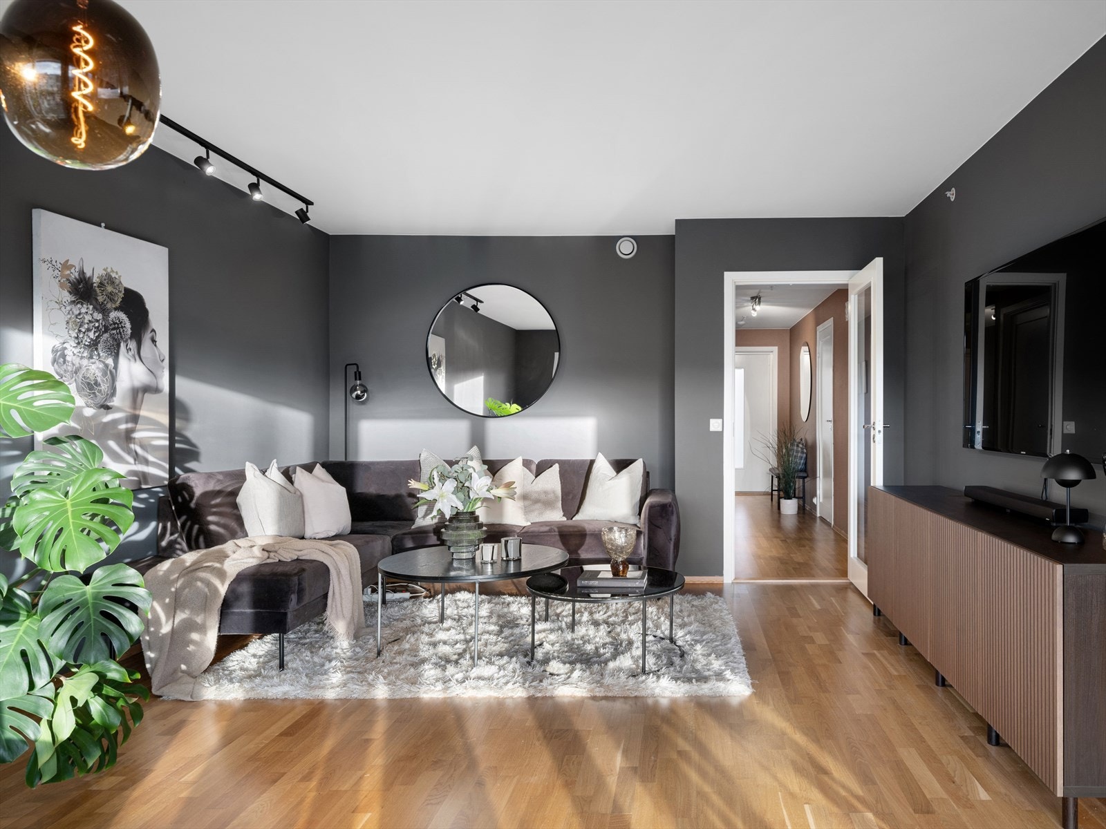 Innbydende og romslig stue med plass til både tv-stue, lesekrok og spisestue mot kjøkken. Mye naturlig lys og lune toner gir fin atmosfære. Galleribilde