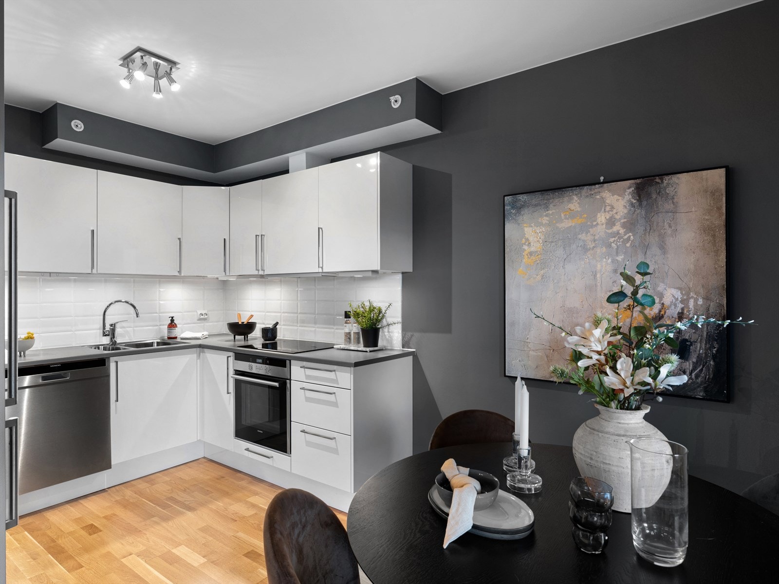 Tilbaketrukket og stilrent kjøkken, gjør det praktisk med matlaging, og skjule rotet ved besøk. Likevel åpen løsning med spisestuen. Galleribilde